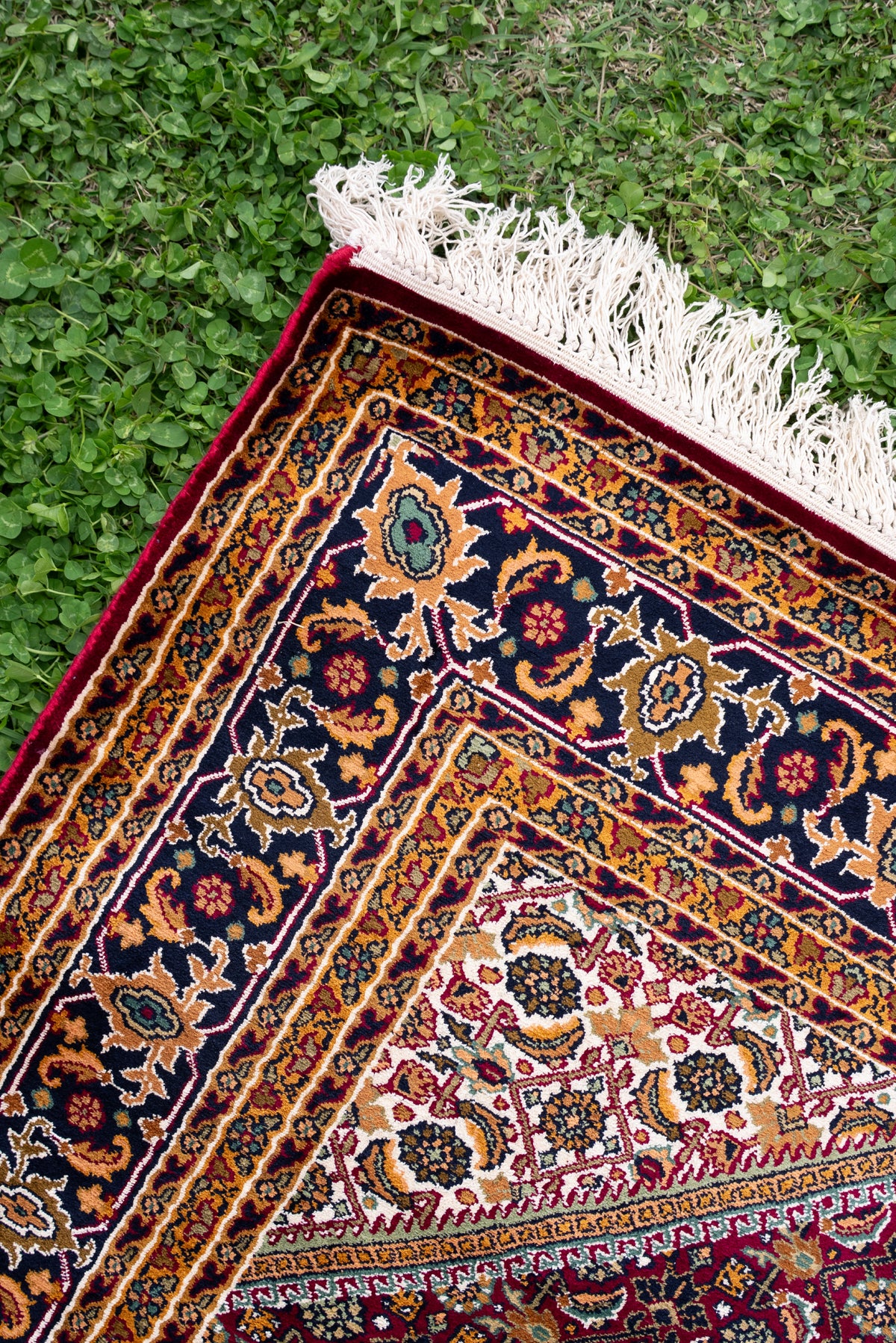 2.5ft x 4ft: Hand Knotted Mulberry silk on silk Kashmiri Carpet