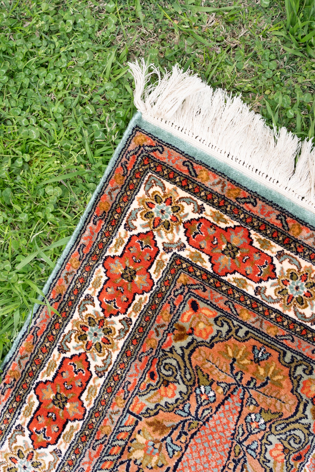 2.5ft x 4ft: Hand Knotted Mulberry silk on silk Kashmiri Carpet