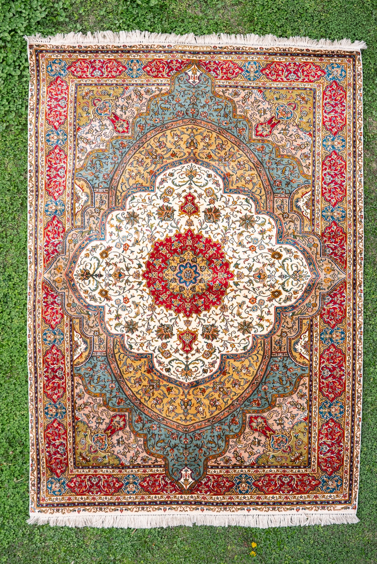 6ft x 4ft: Hand Knotted Mulberry silk on silk Kashmiri Carpet
