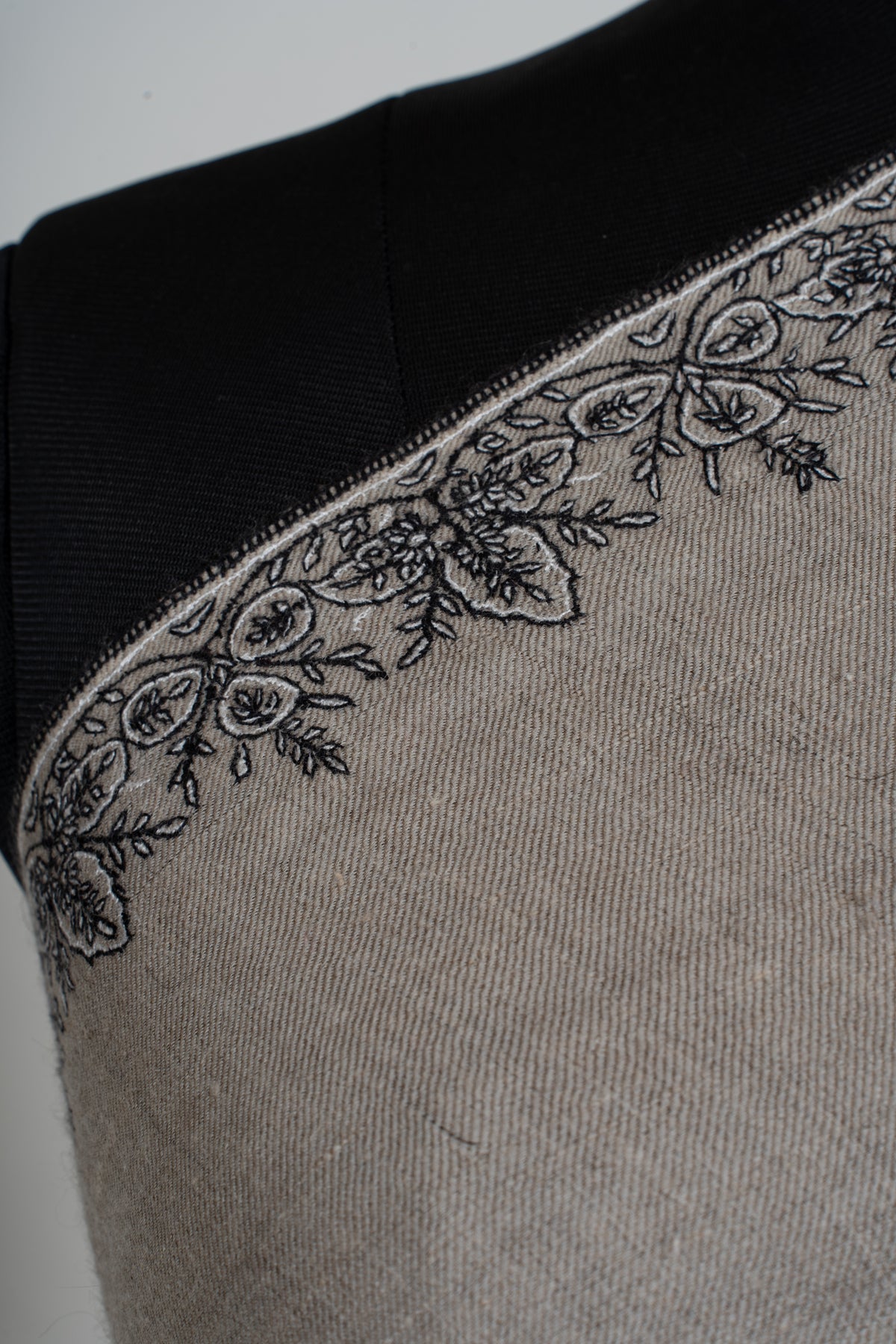 3 Yards Silver Fern Elegance Pure Pashmina Shawl with Sozni Hand Embroidered Floral Corners