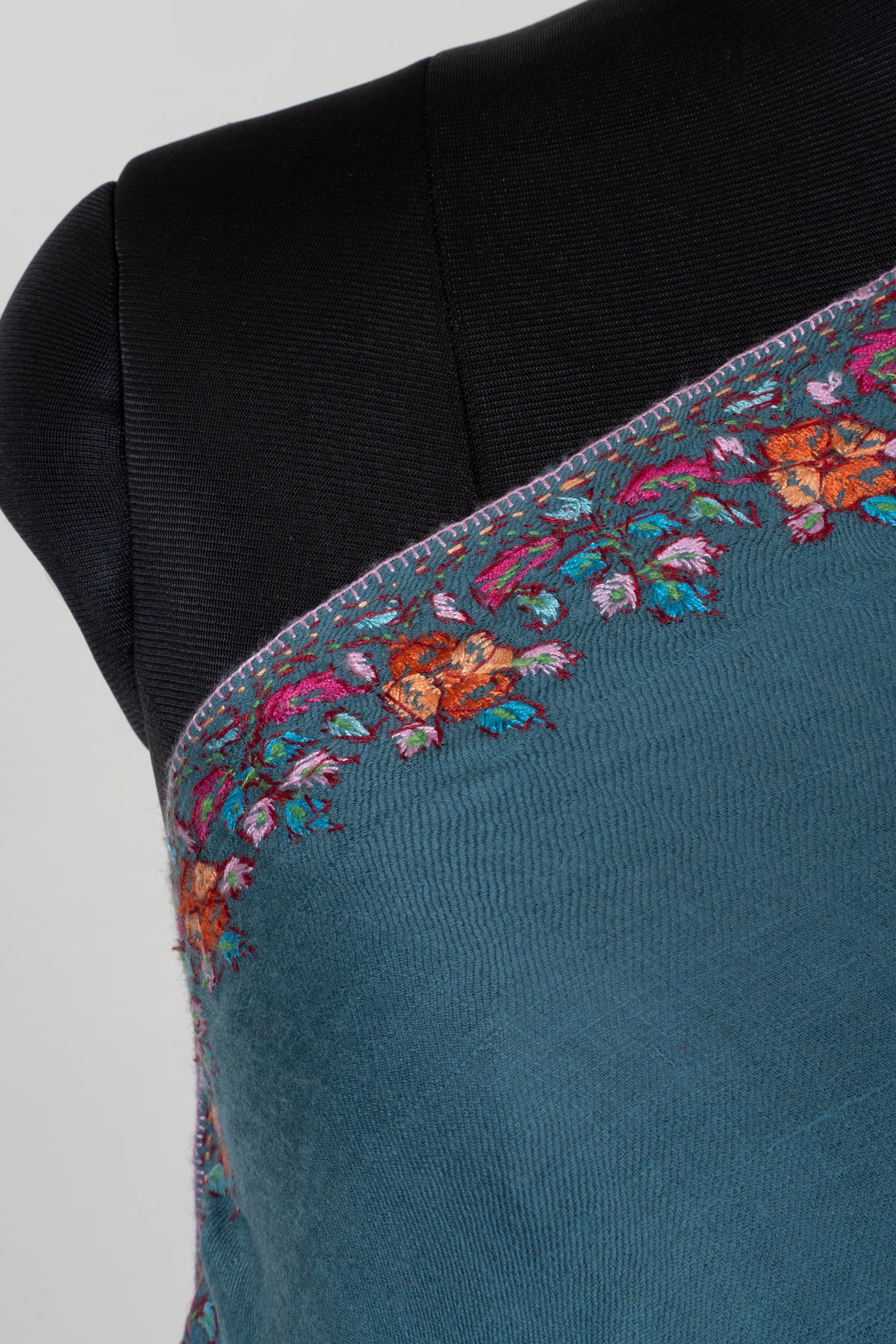 ジュエルカラーのソズニ手刺繍ペイズリーをあしらったダスティティールのピュアパシュミナショール