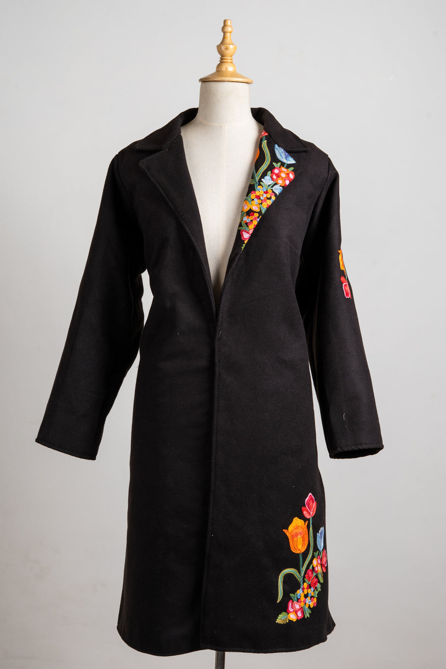 Midnight Bloom – Black Embroidered Longline Blazer