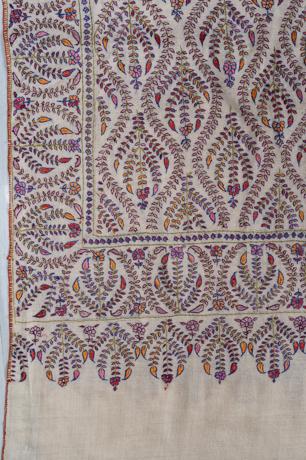 Sozni Hand Embroidered Pashmina: Ivory Flowing Paisley Wave