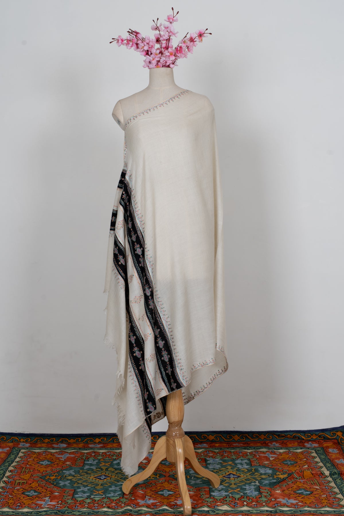 Ivory Whisper: Pure Pashmina Sozni Hand Embroidered Shawl