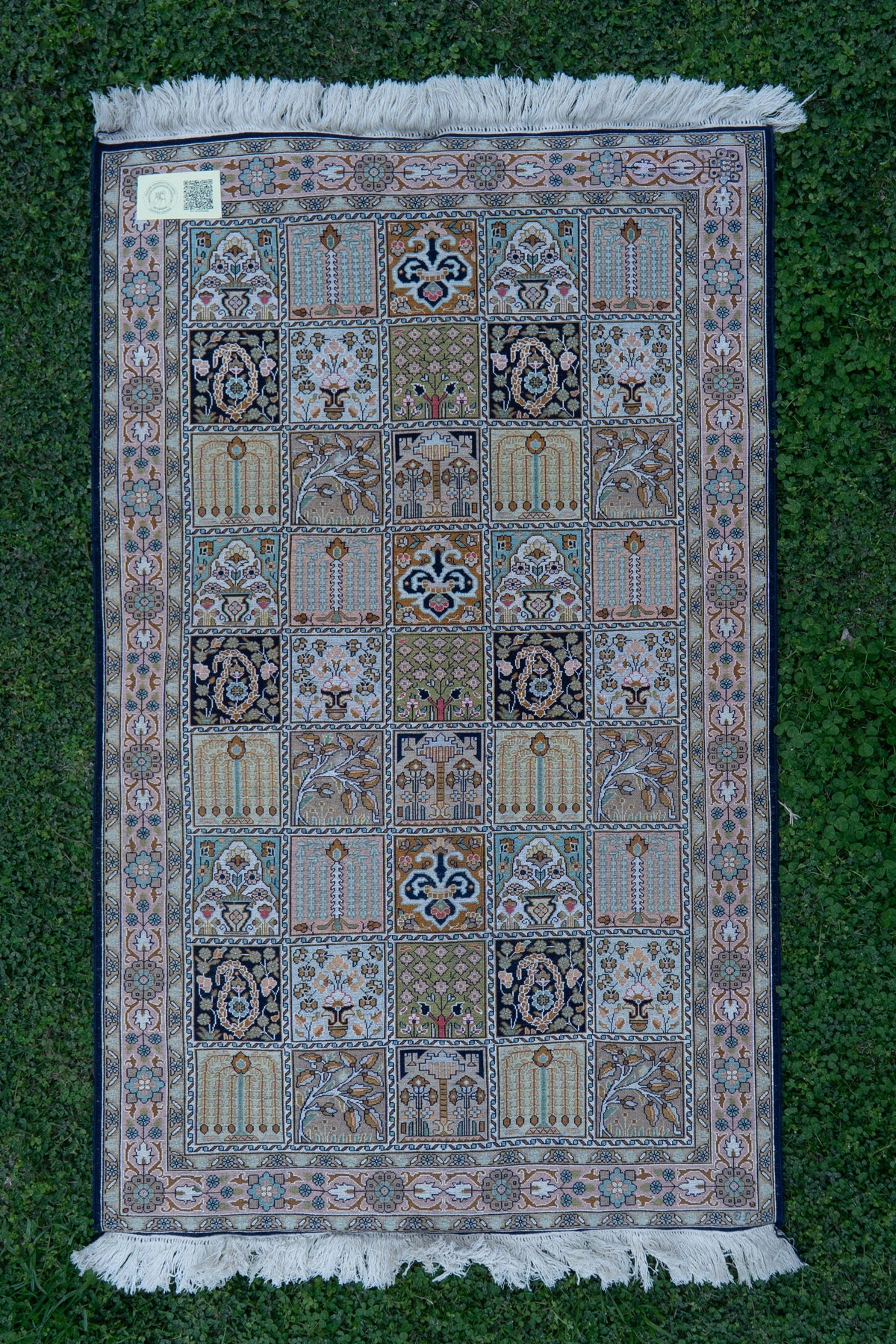 2.5ft x 4ft: Ivory Regal Medallion: Hand Knotted Mulberry silk on silk Kashmiri Carpet