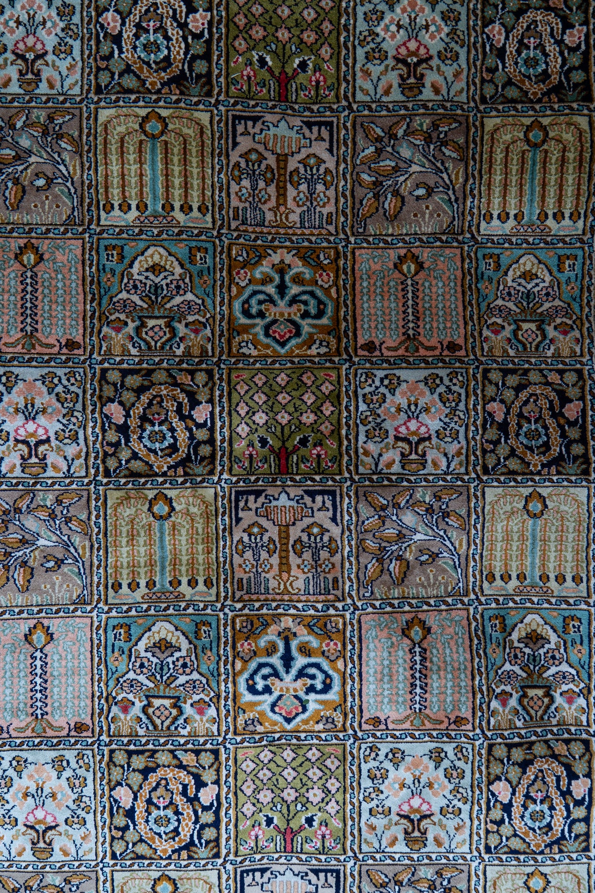 2.5ft x 4ft: Ivory Regal Medallion: Hand Knotted Mulberry silk on silk Kashmiri Carpet