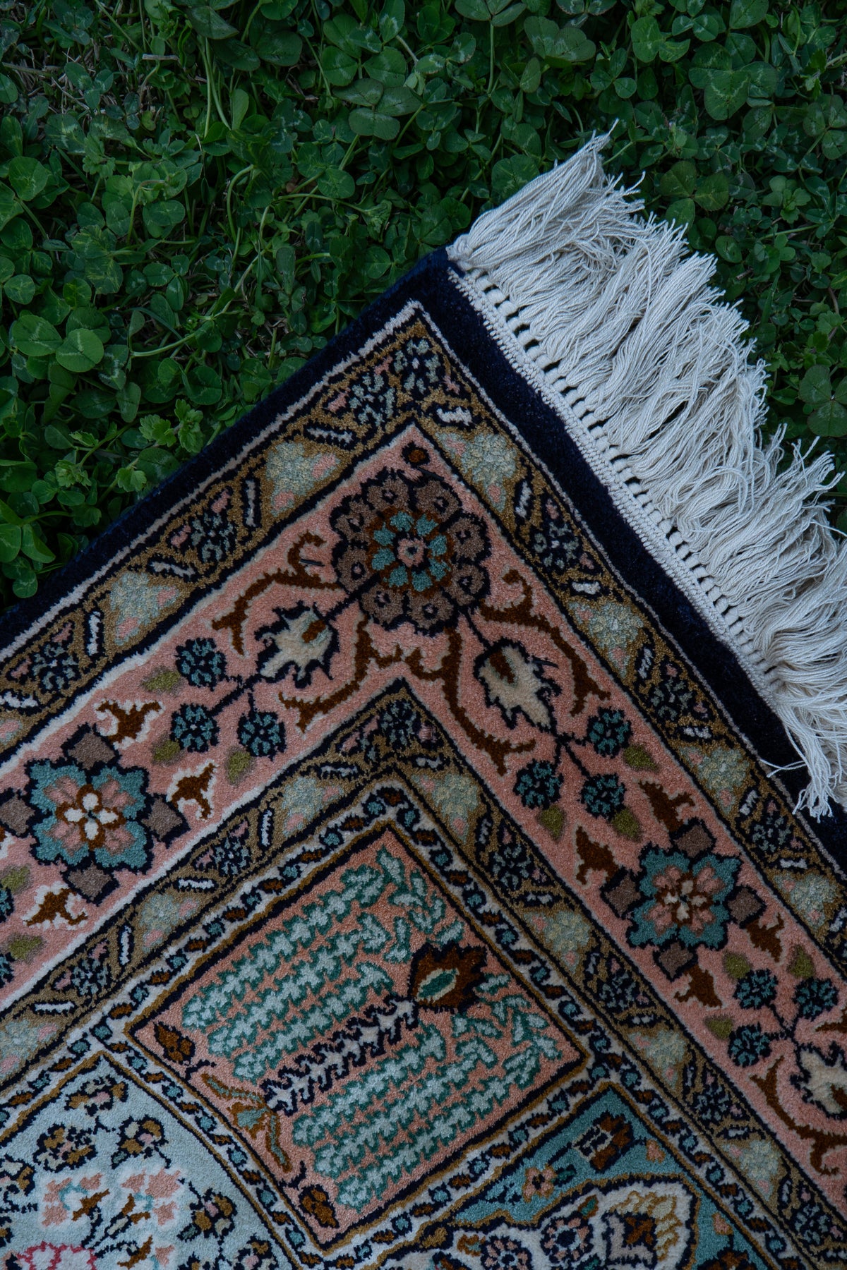 2.5ft x 4ft: Ivory Regal Medallion: Hand Knotted Mulberry silk on silk Kashmiri Carpet