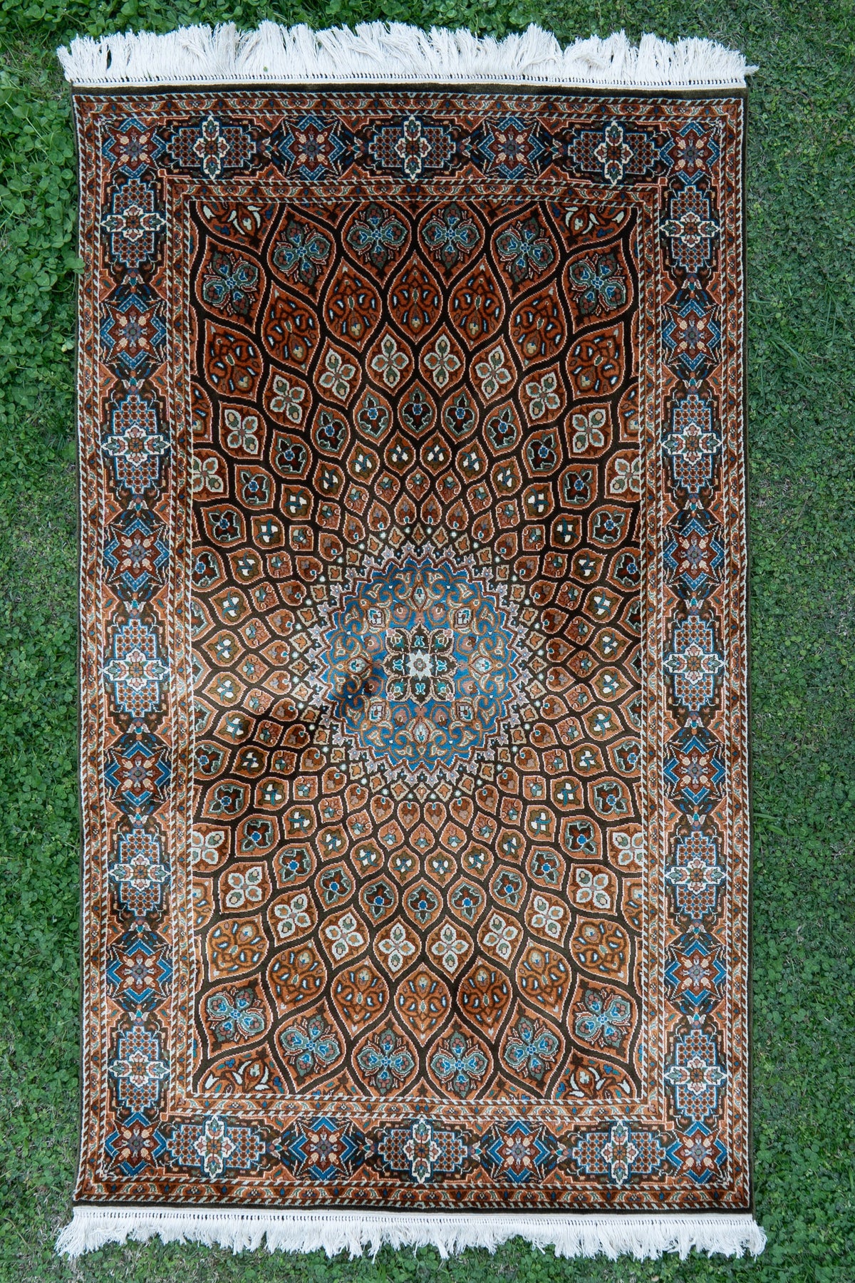 2.5ft x 4ft: Azure Mosaic Medallion: Hand Knotted Mulberry silk