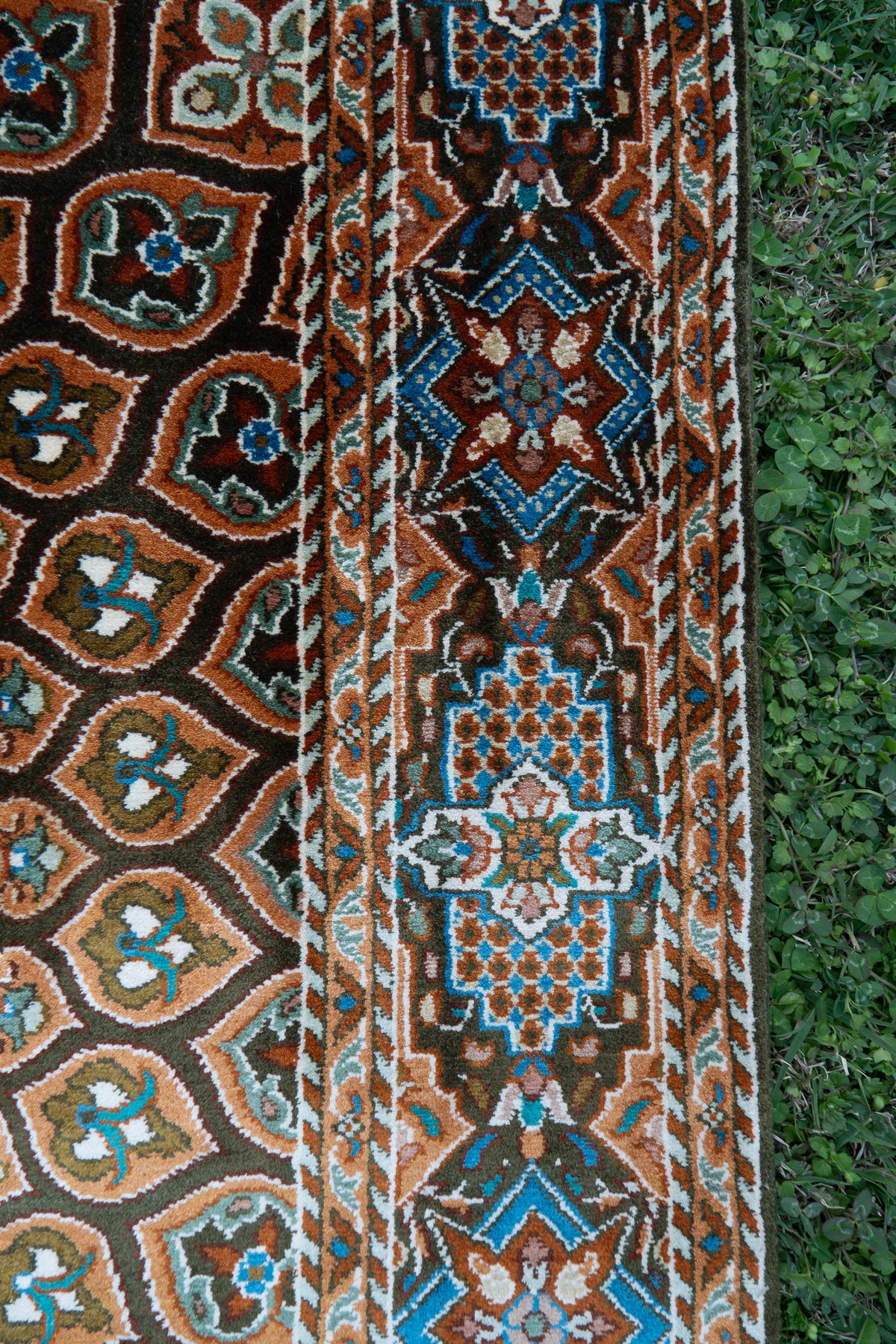 2.5ft x 4ft: Azure Mosaic Medallion: Hand Knotted Mulberry silk