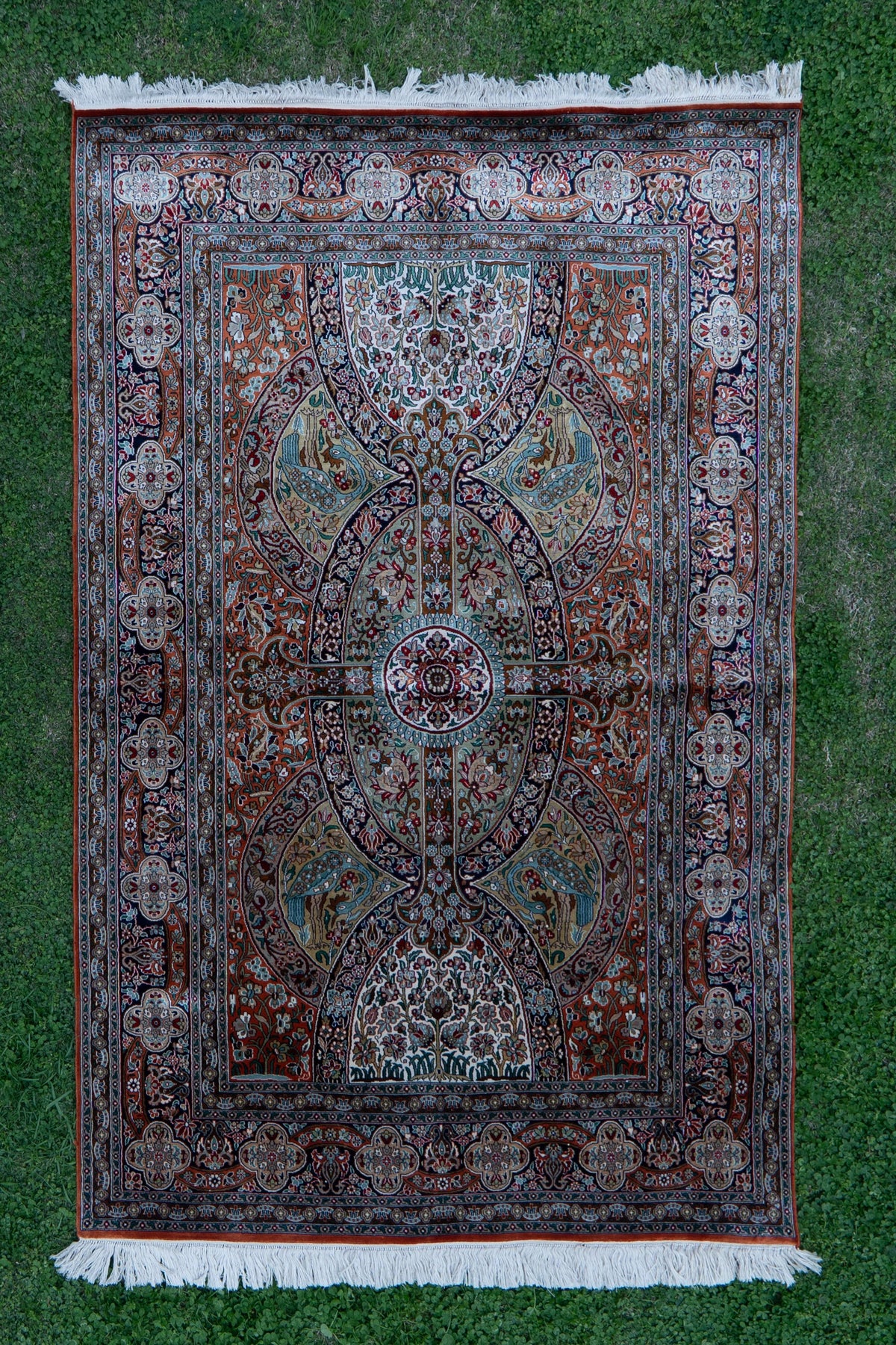 6ft x 4ft: Heritage Oval Symphony: Hand Knotted Mulberry silk