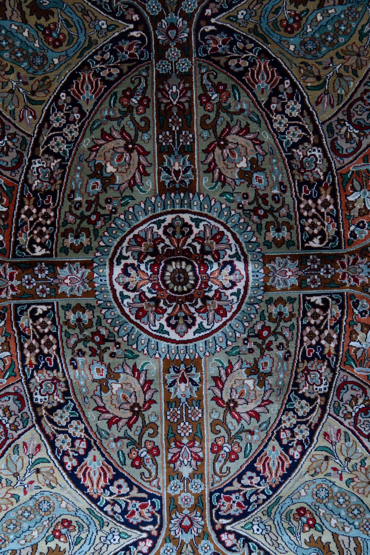 6ft x 4ft: Heritage Oval Symphony: Hand Knotted Mulberry silk