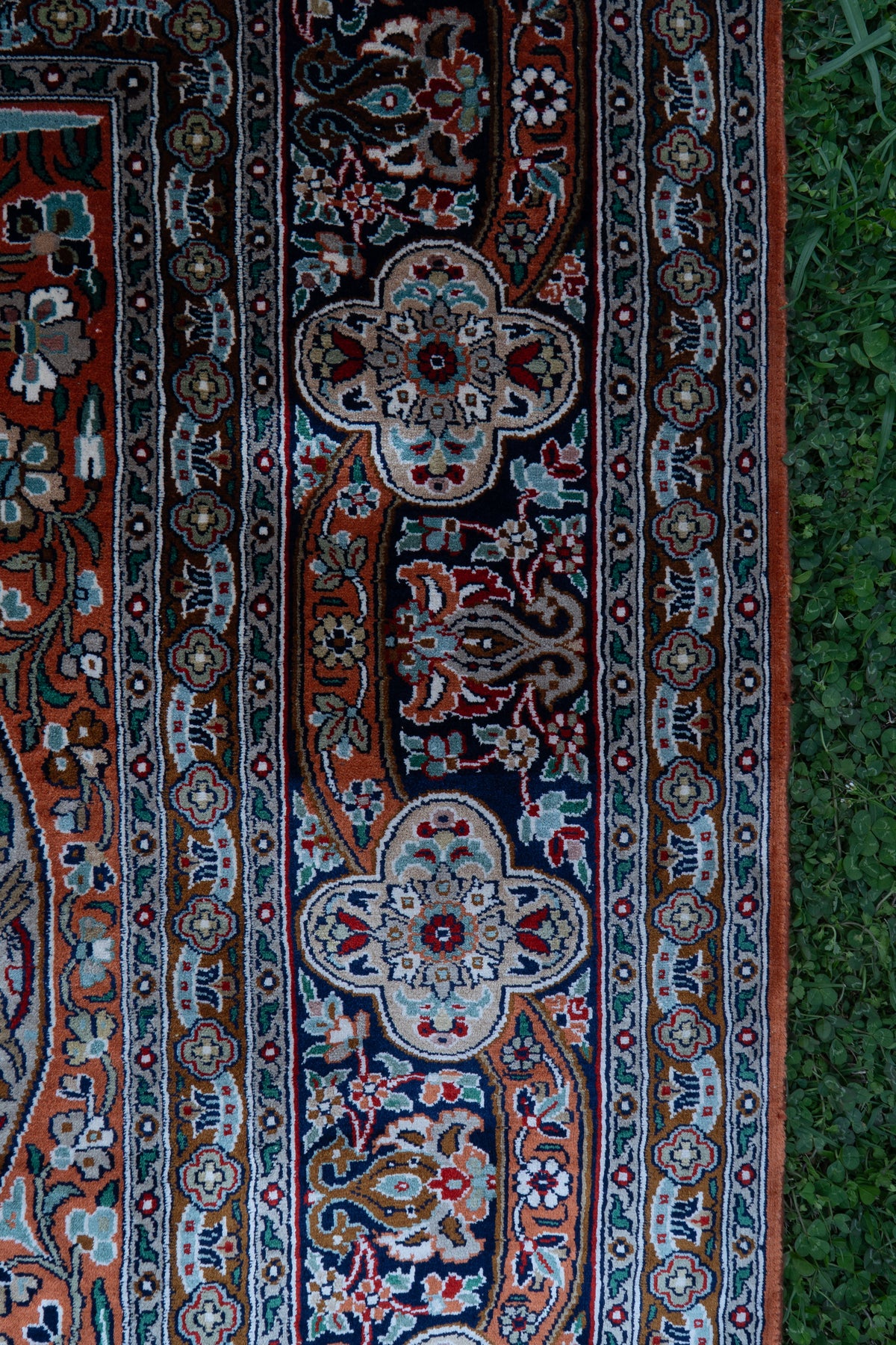6ft x 4ft: Heritage Oval Symphony: Hand Knotted Mulberry silk