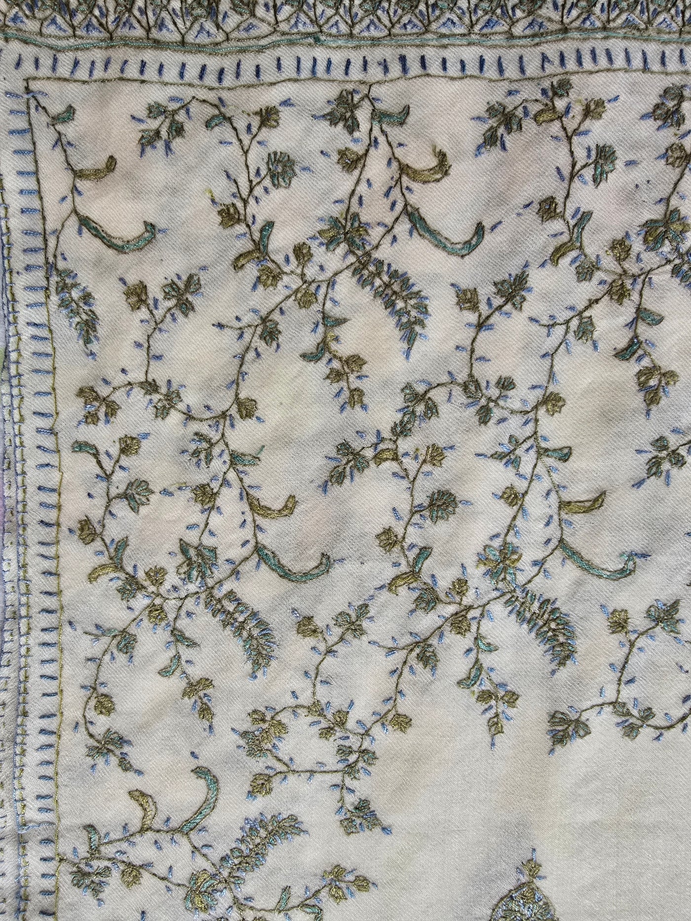 Baagh-e-Safaid – Sozni Embroidery Shawl