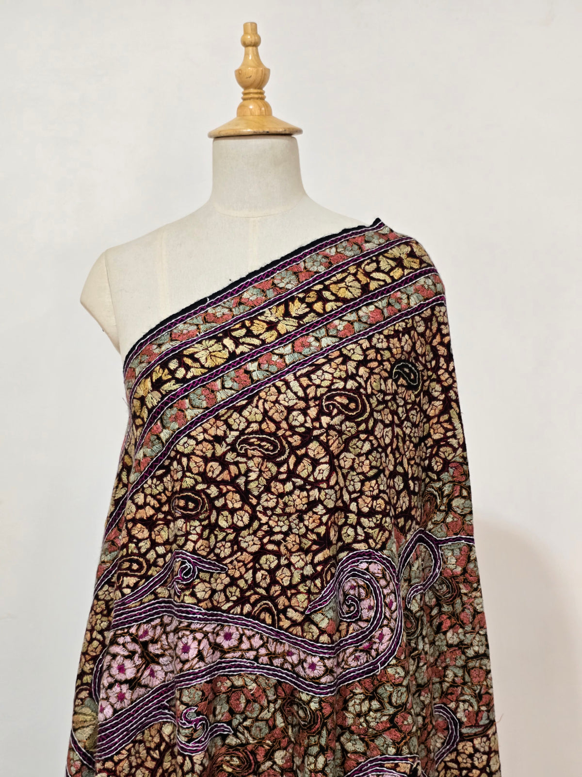 Shahkaar – Hand Embroidered Sozni Paisley Dense Jamawar Shawl