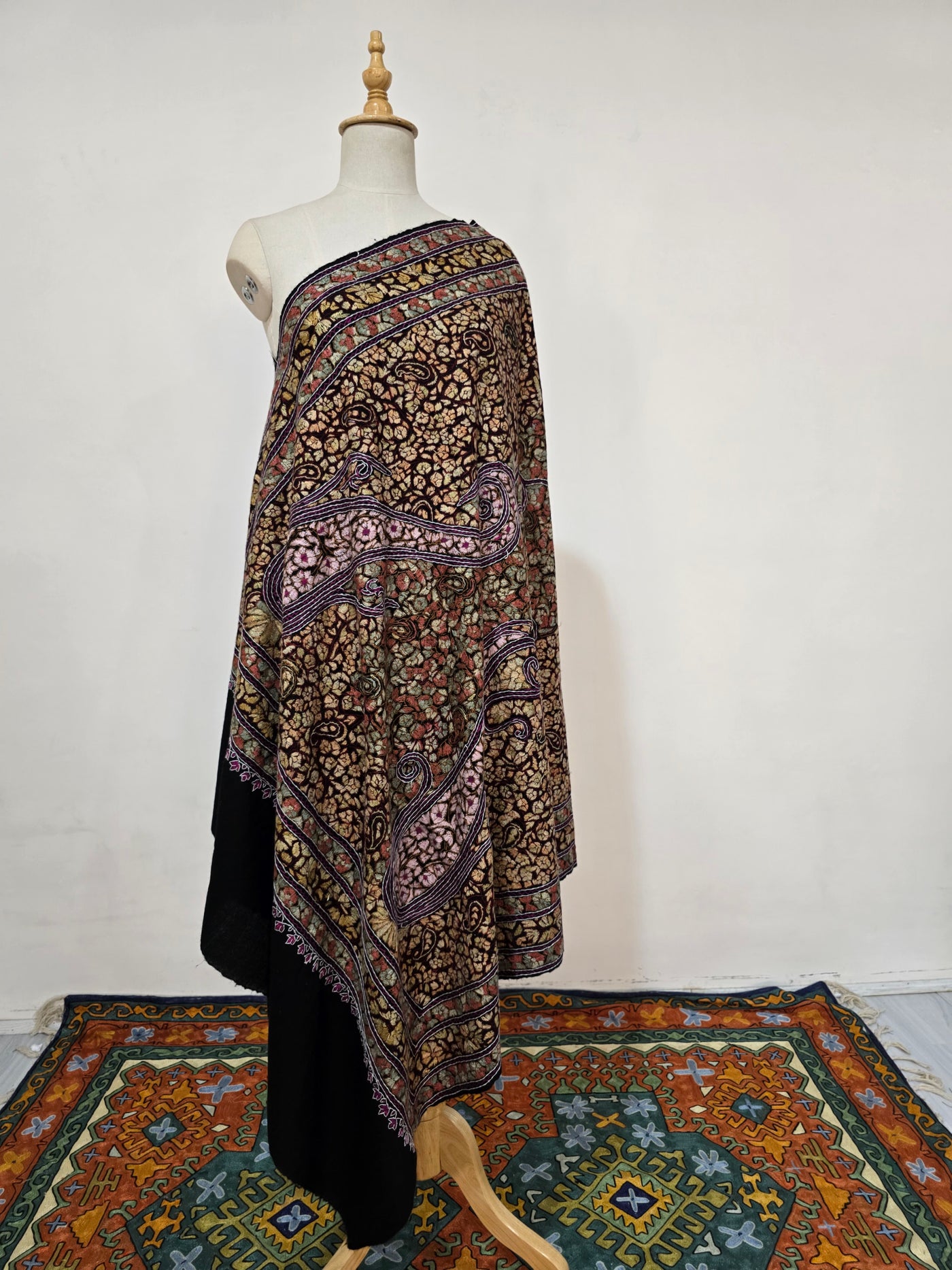 Shahkaar – Hand Embroidered Sozni Paisley Dense Jamawar Shawl