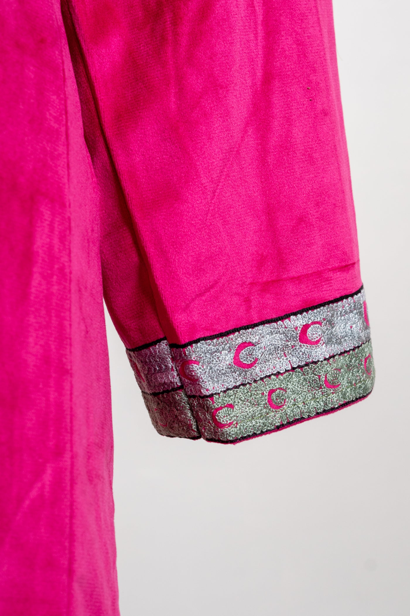 Radiant Fuchsia Aari Suit- 3 Pcs with Stole and Trouser Featuring Intricate Aari Motifs