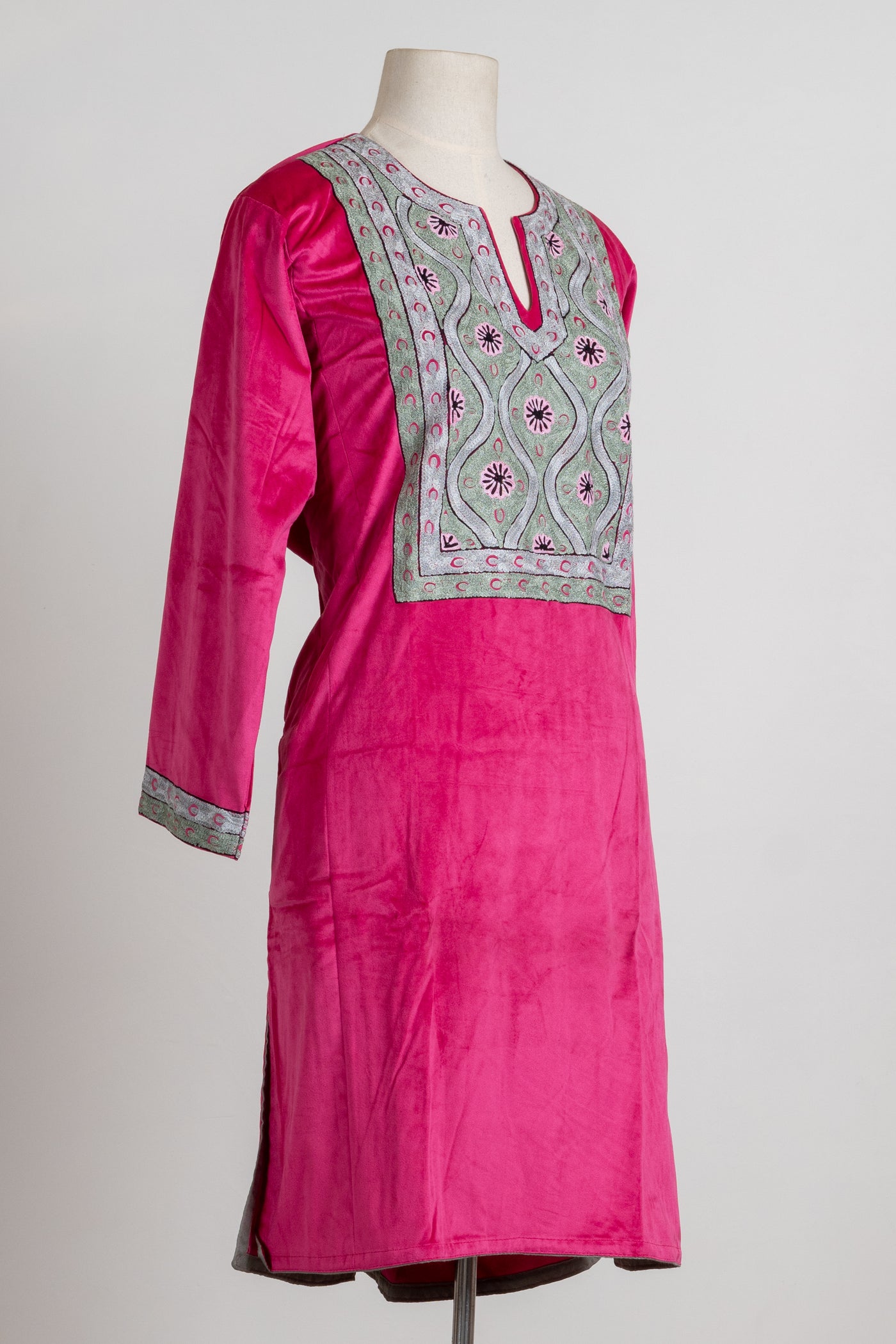 Radiant Fuchsia Aari Suit- 3 Pcs with Stole and Trouser Featuring Intricate Aari Motifs