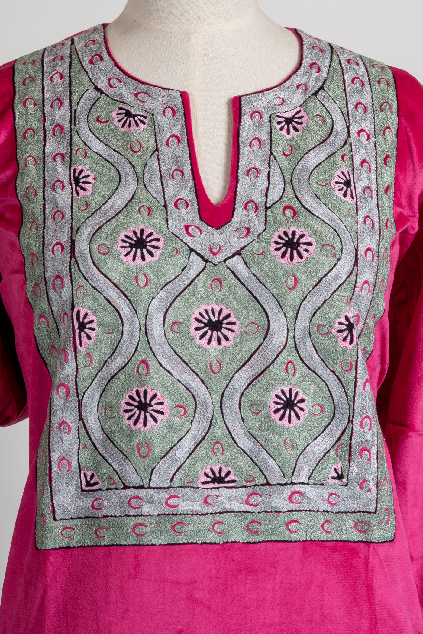 Radiant Fuchsia Aari Suit- 3 Pcs with Stole and Trouser Featuring Intricate Aari Motifs