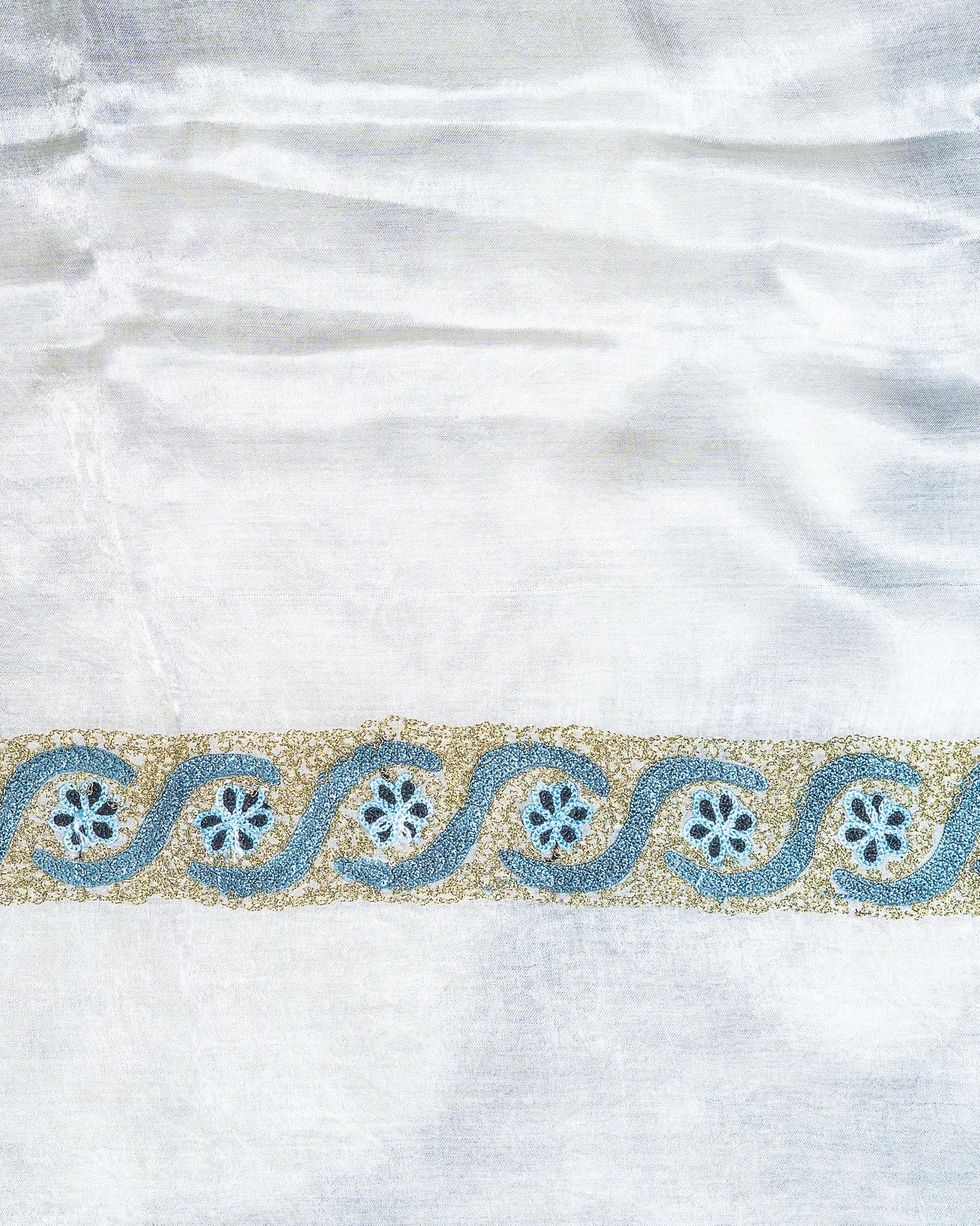Aari and Zari Splendor: White Kashmiri Suit with Floral Embroidery