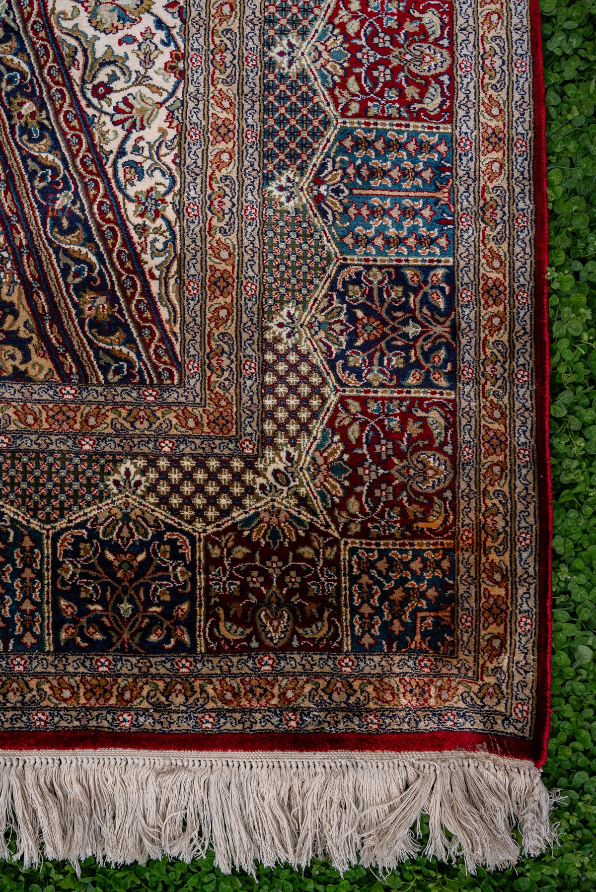 9ft x 6ft: Celestial Ivory Vault: Hand Knotted Mulberry silk on silk Kashmiri Carpet
