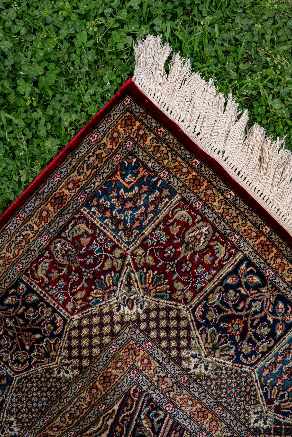 9ft x 6ft: Celestial Ivory Vault: Hand Knotted Mulberry silk on silk Kashmiri Carpet
