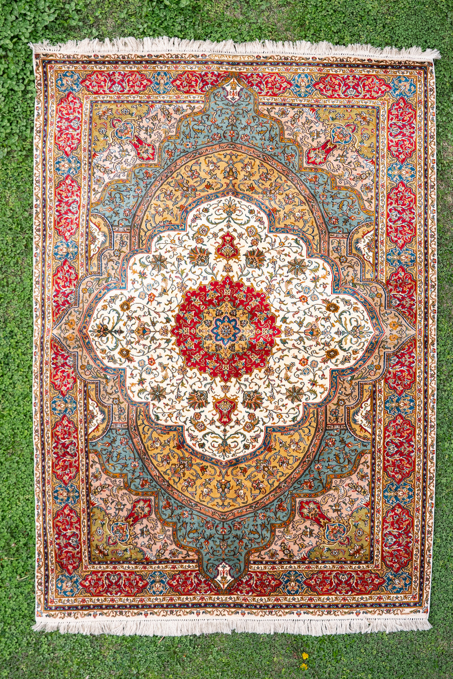 6ft x 4ft: Hand Knotted Mulberry silk on silk Kashmiri Carpet
