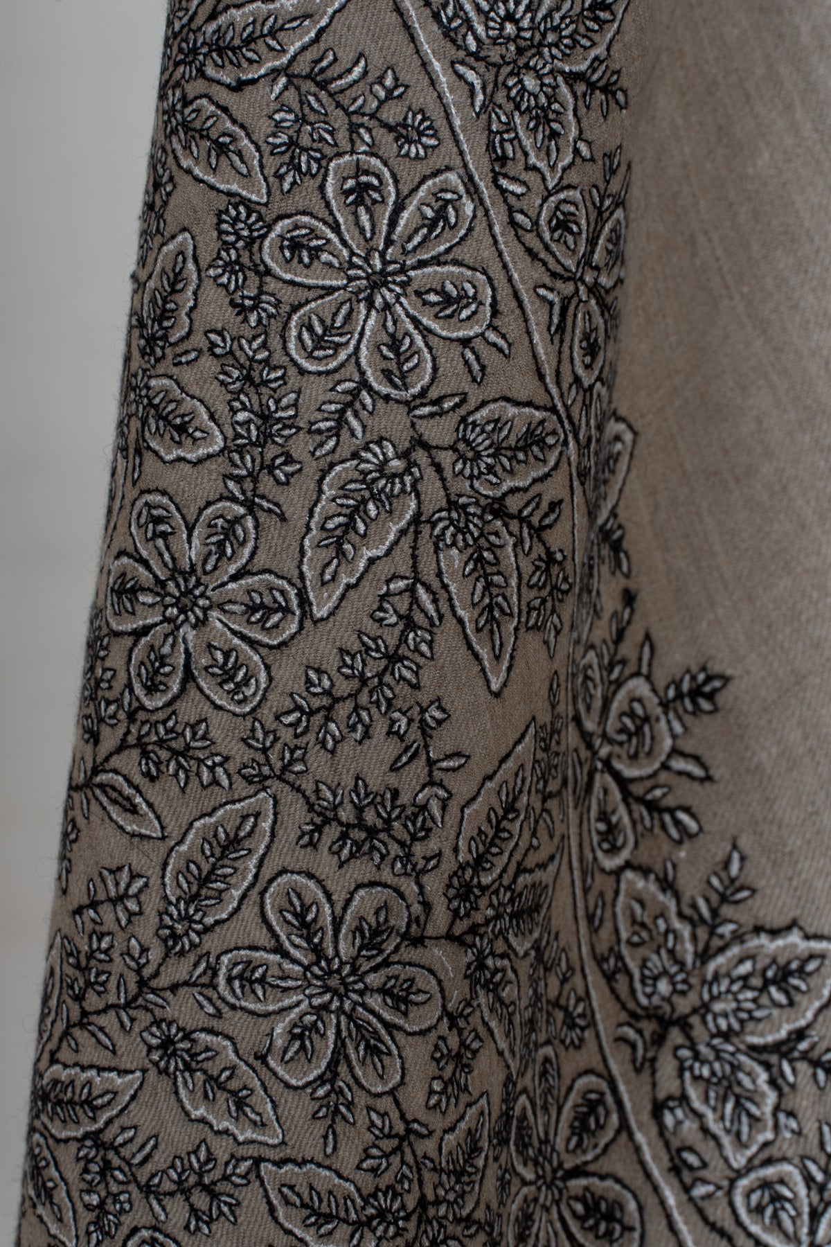 3 Yards Silver Fern Elegance Pure Pashmina Shawl with Sozni Hand Embroidered Floral Corners