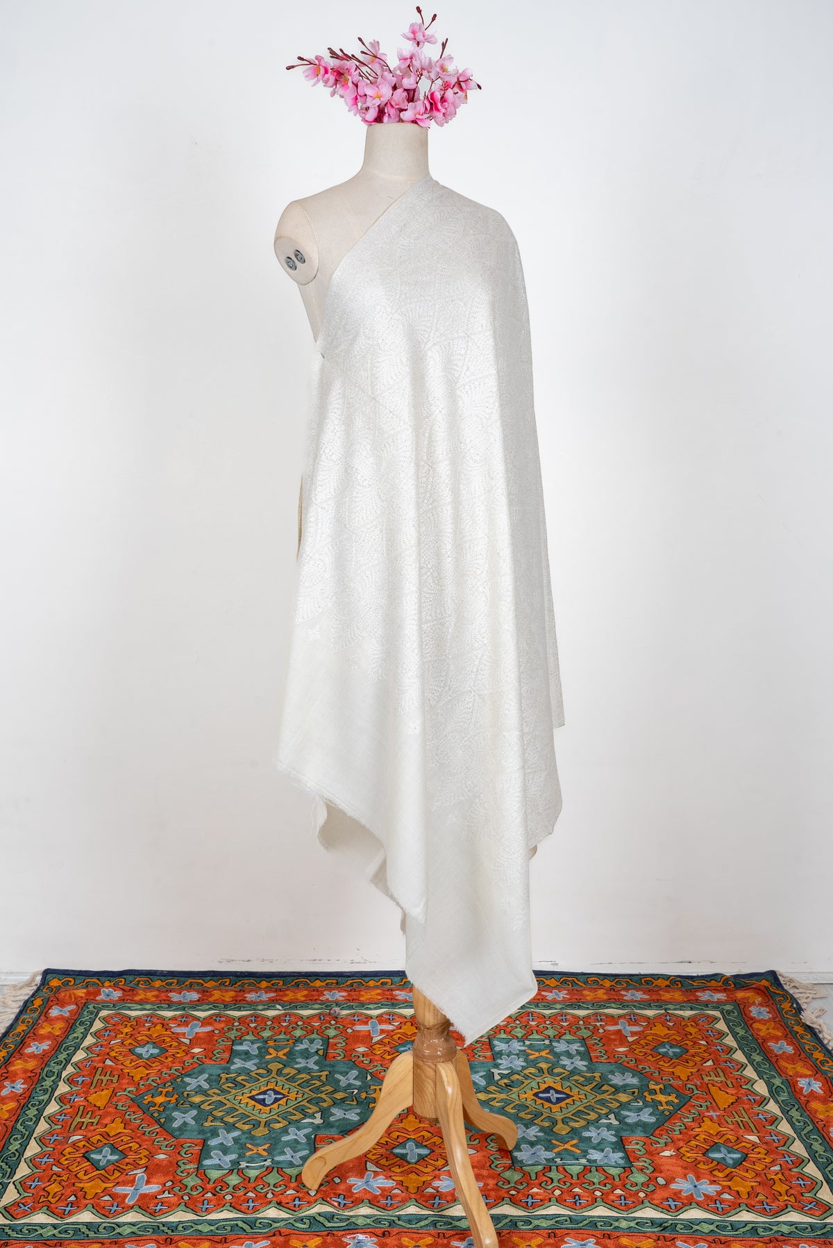 Pure Silk Thread Sozni Embroidered Pure Pashmina Shawl — Safed Resham