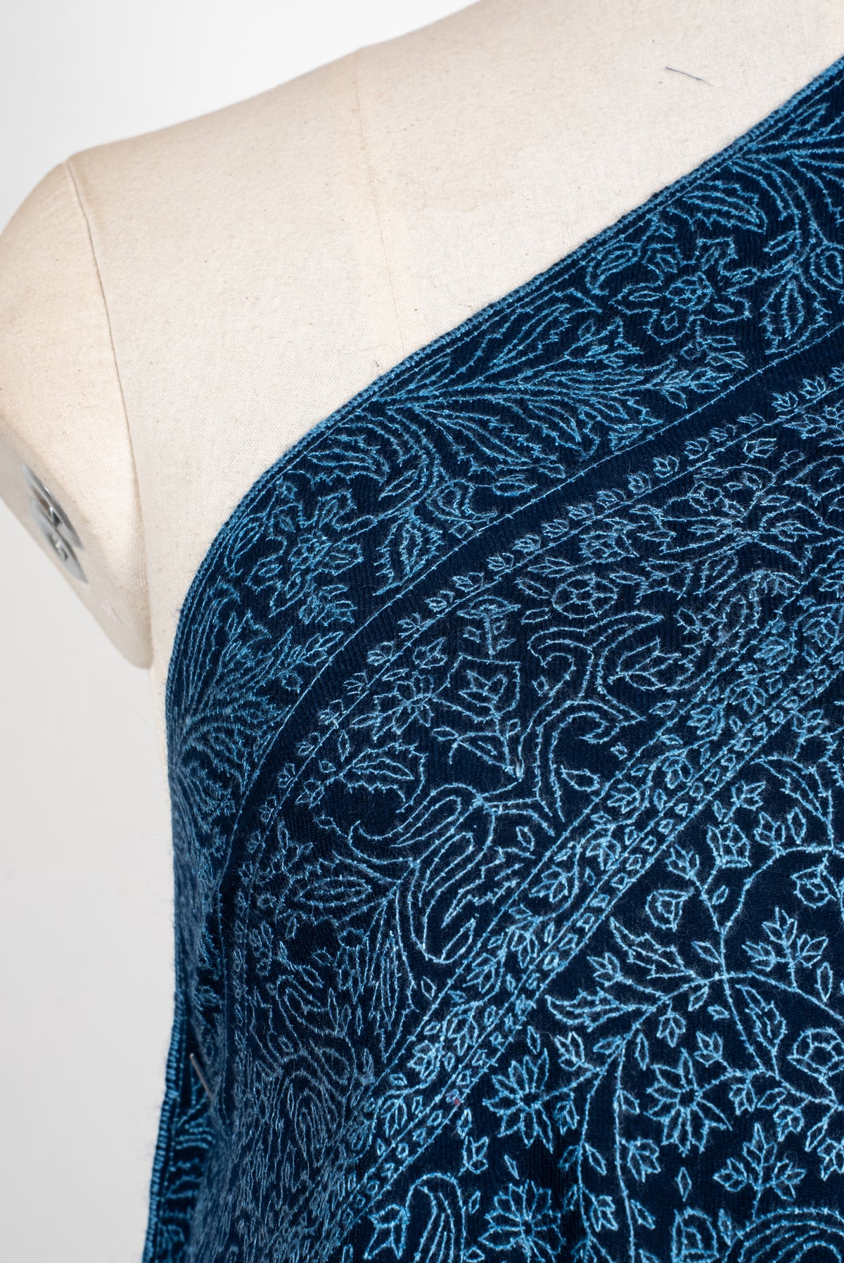 Sapphire Noor Majesty: Pure Pashmina Hand Embroidered Shawl