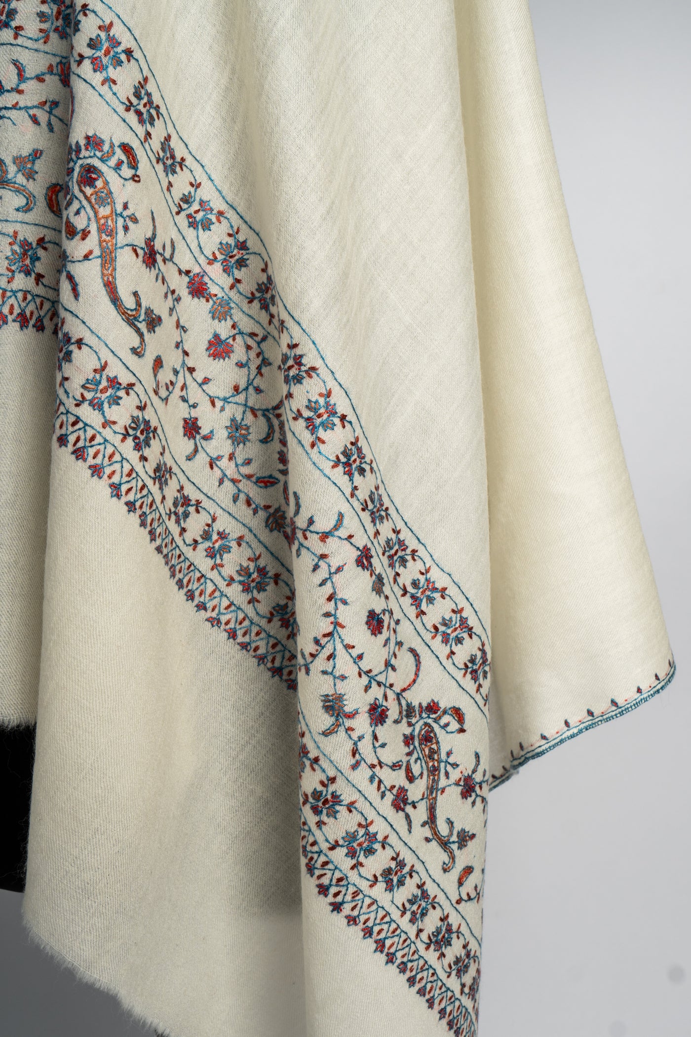 Ivory Splendor: Sozni-Embroidered Merino Wool Scarf