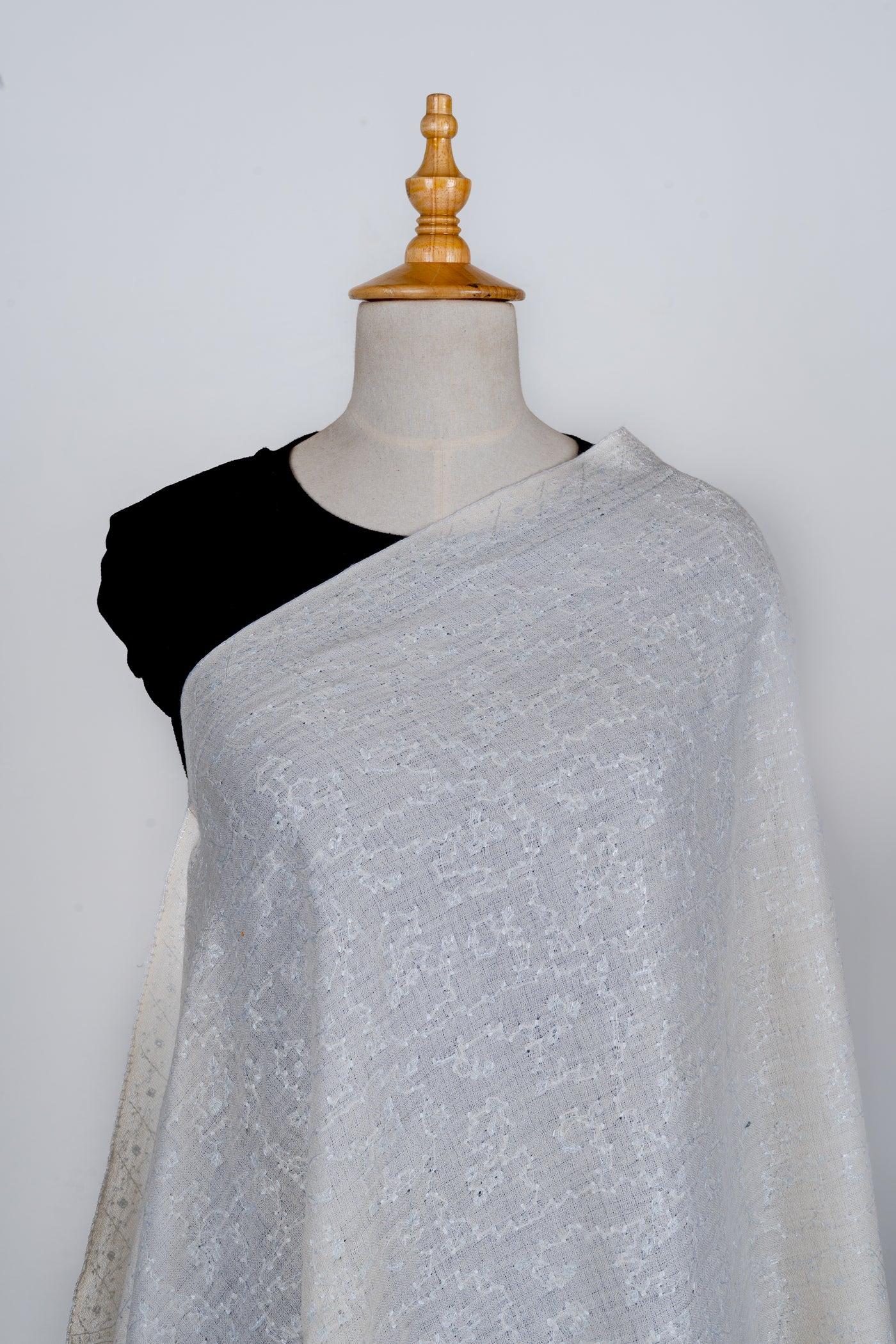 Safaid Ufaq: Hand-Embroidered Sozni Merino Wool Scarf