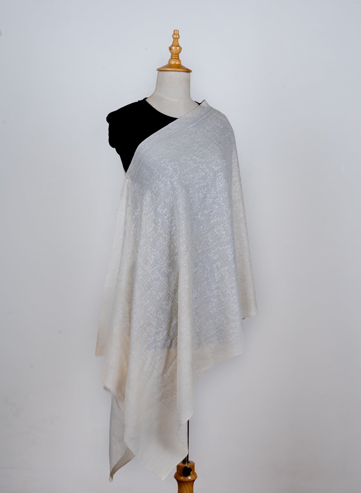 Safaid Ufaq: Hand-Embroidered Sozni Merino Wool Scarf