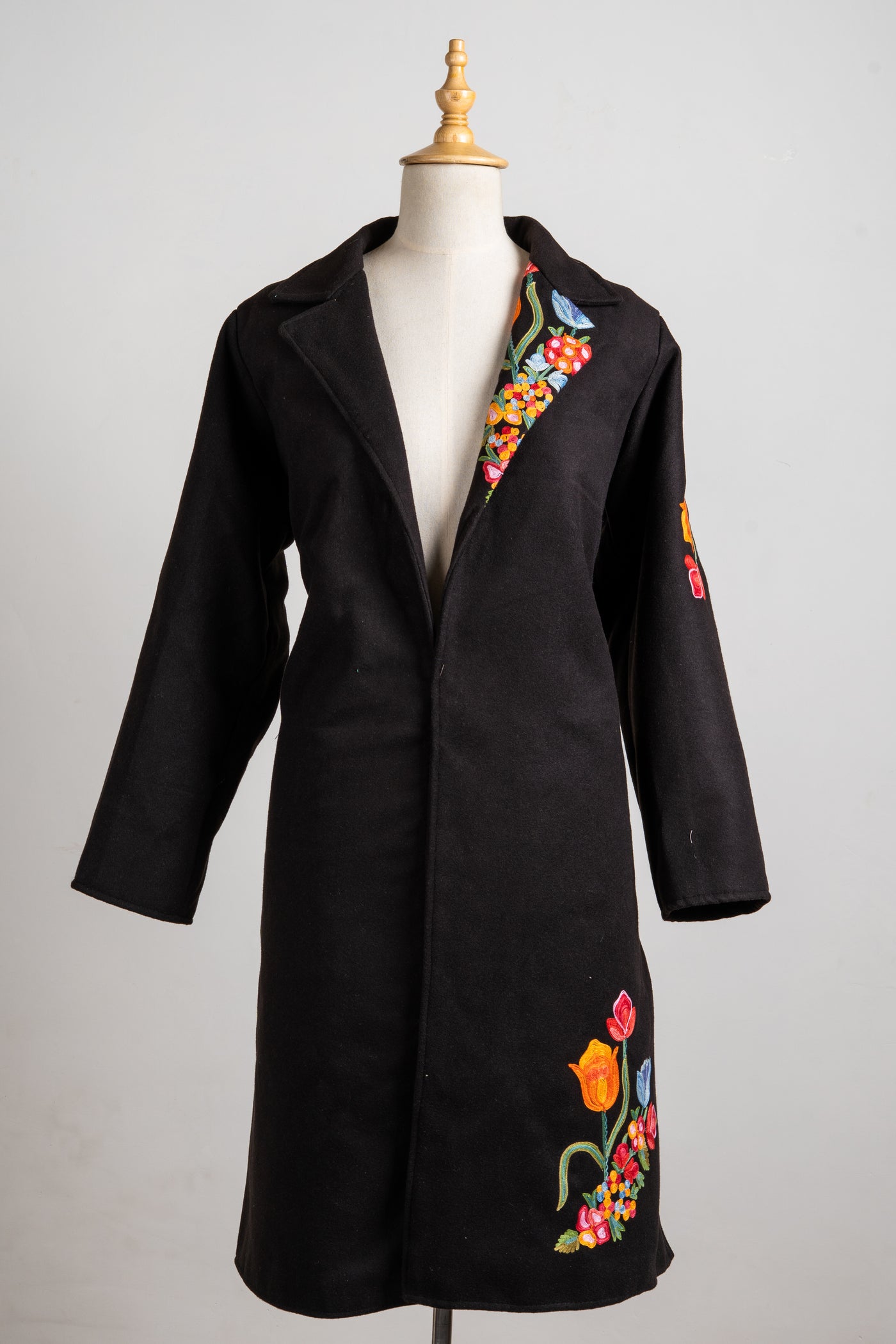 Midnight Bloom – Black Embroidered Longline Blazer