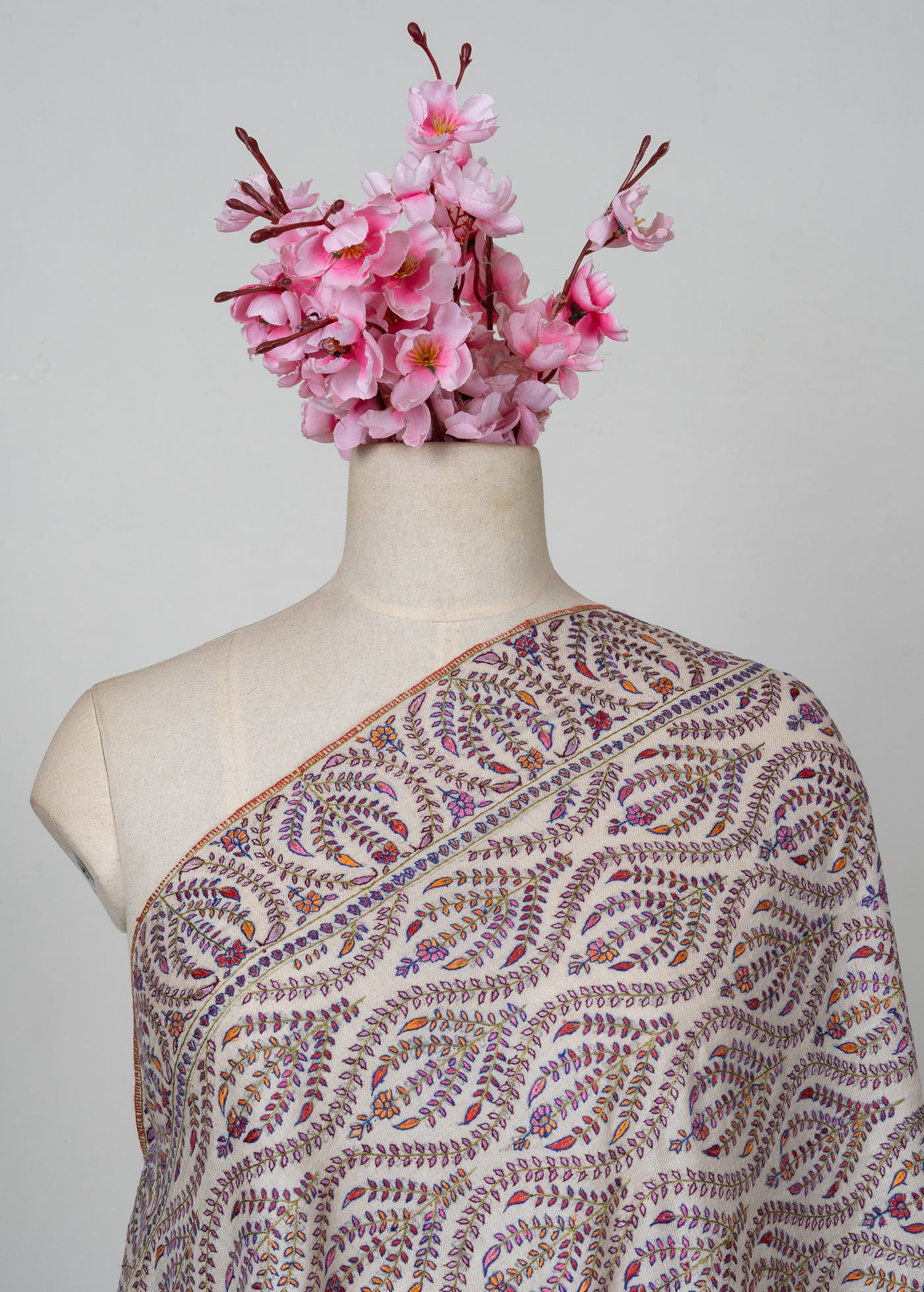 Sozni Hand Embroidered Pashmina: Ivory Flowing Paisley Wave