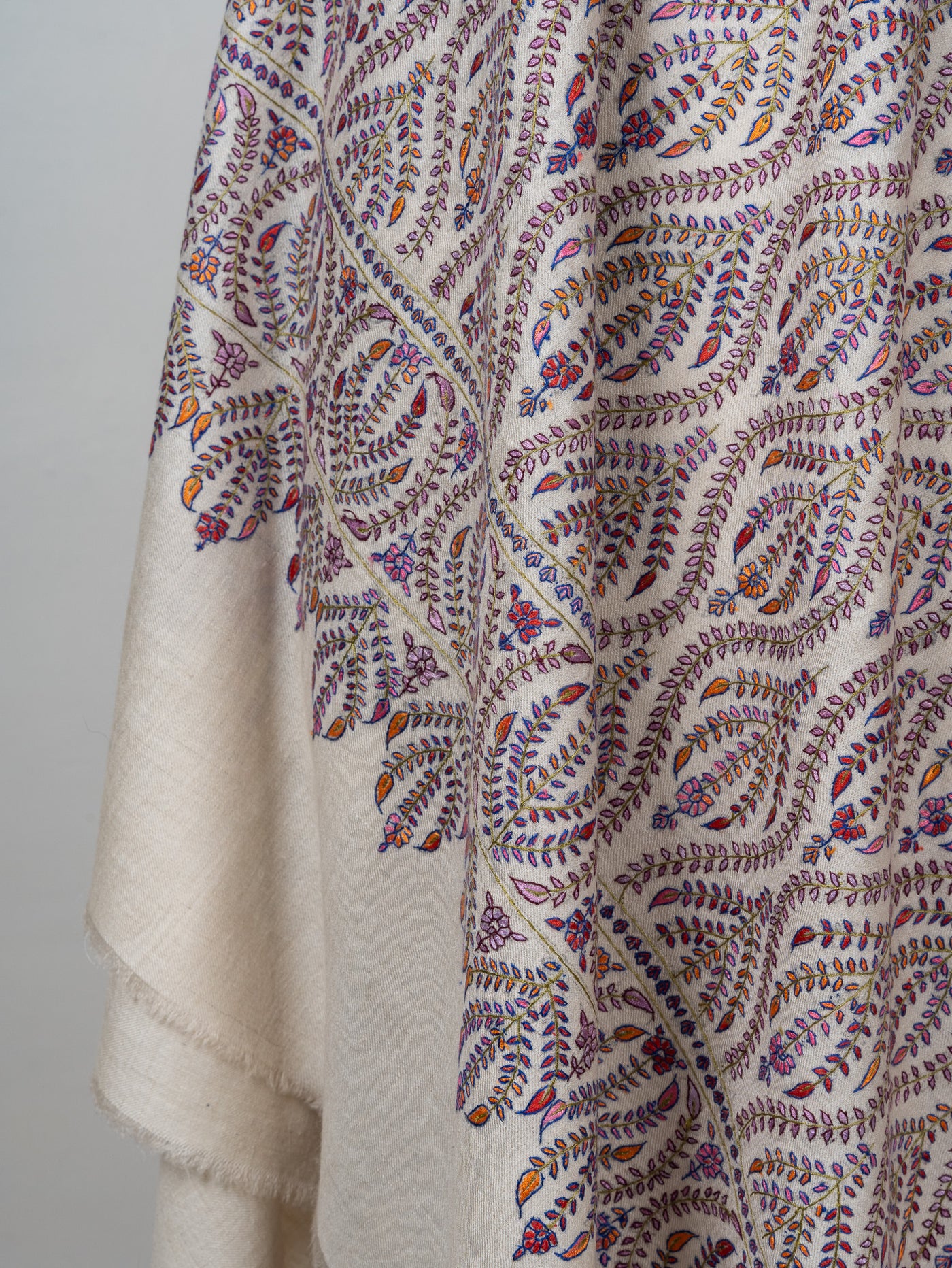 Sozni Hand Embroidered Pashmina: Ivory Flowing Paisley Wave