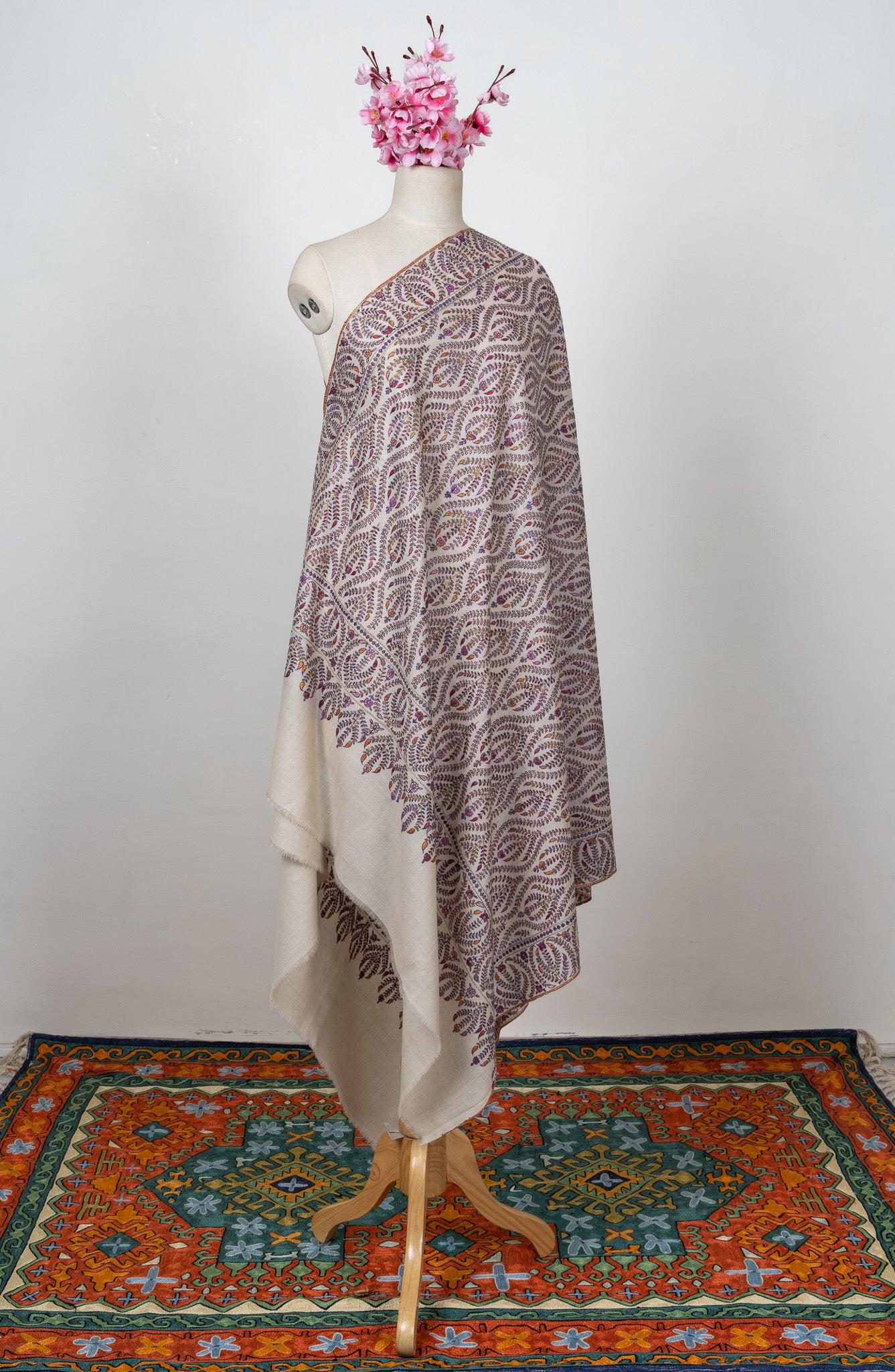 Sozni Hand Embroidered Pashmina: Ivory Flowing Paisley Wave