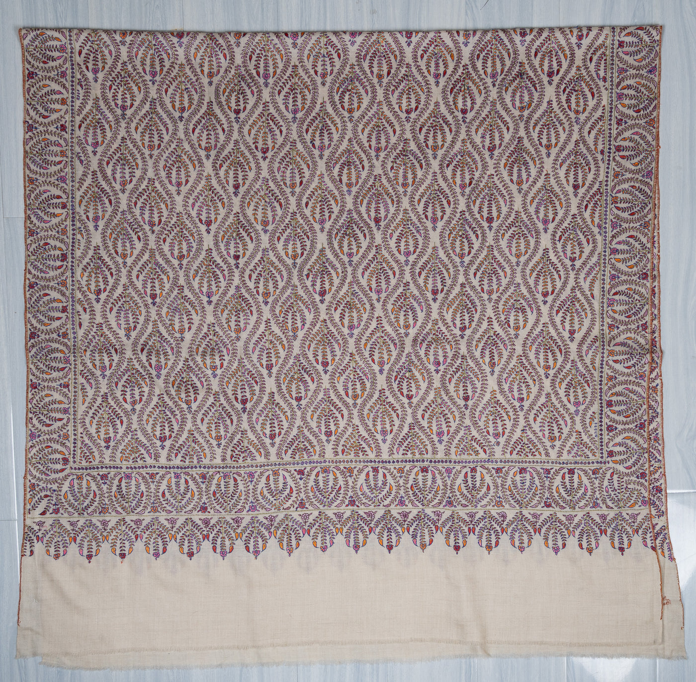 Sozni Hand Embroidered Pashmina: Ivory Flowing Paisley Wave