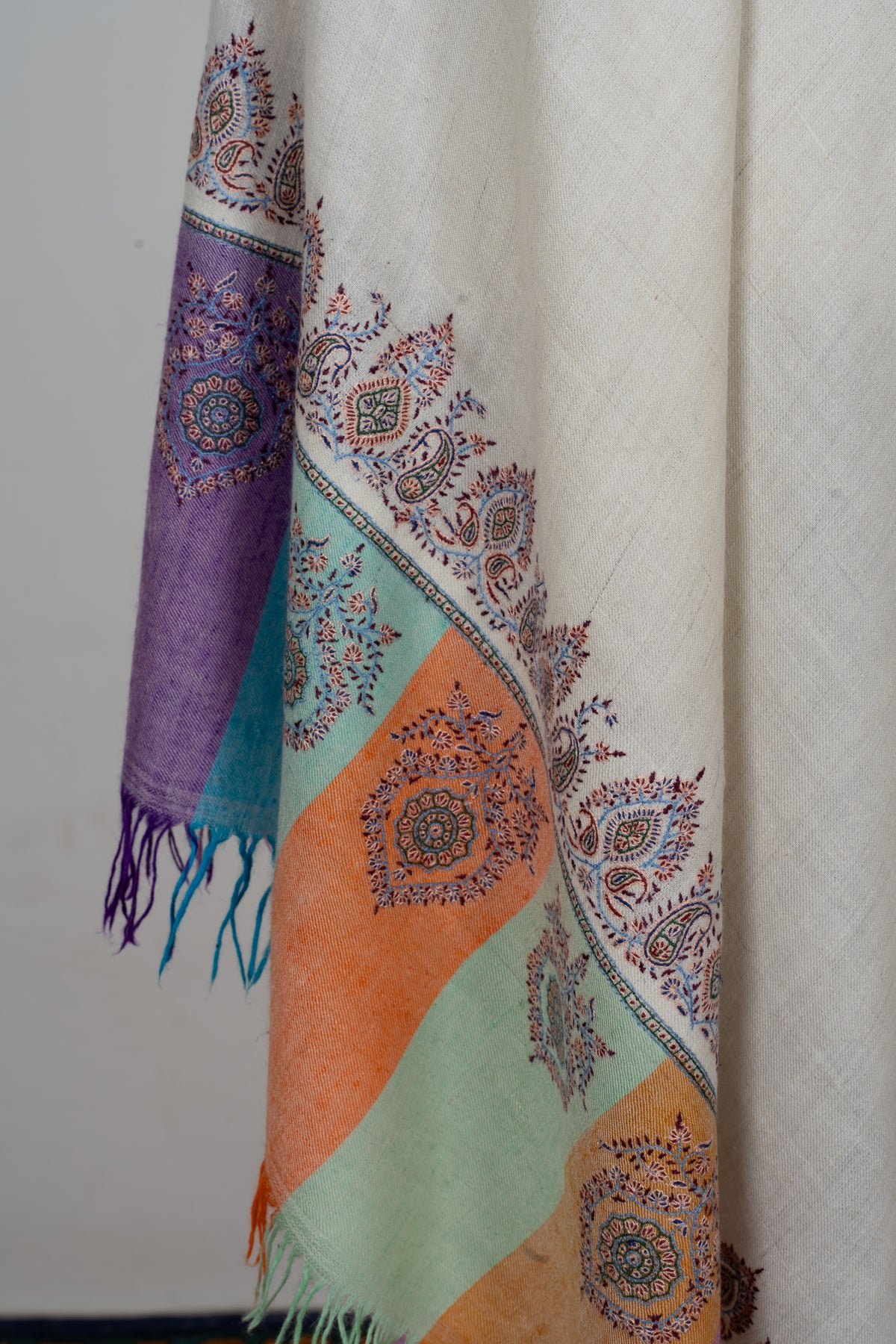 Heritage Bloom: Kani border Pure Pashmina Sozni Hand Woven Shawl ...