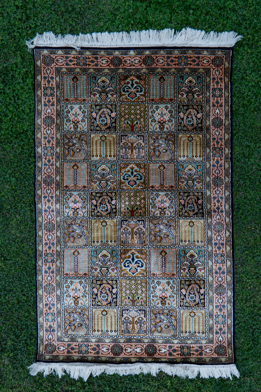2.5ft x 4ft: Ivory Regal Medallion: Hand Knotted Mulberry silk on silk Kashmiri Carpet