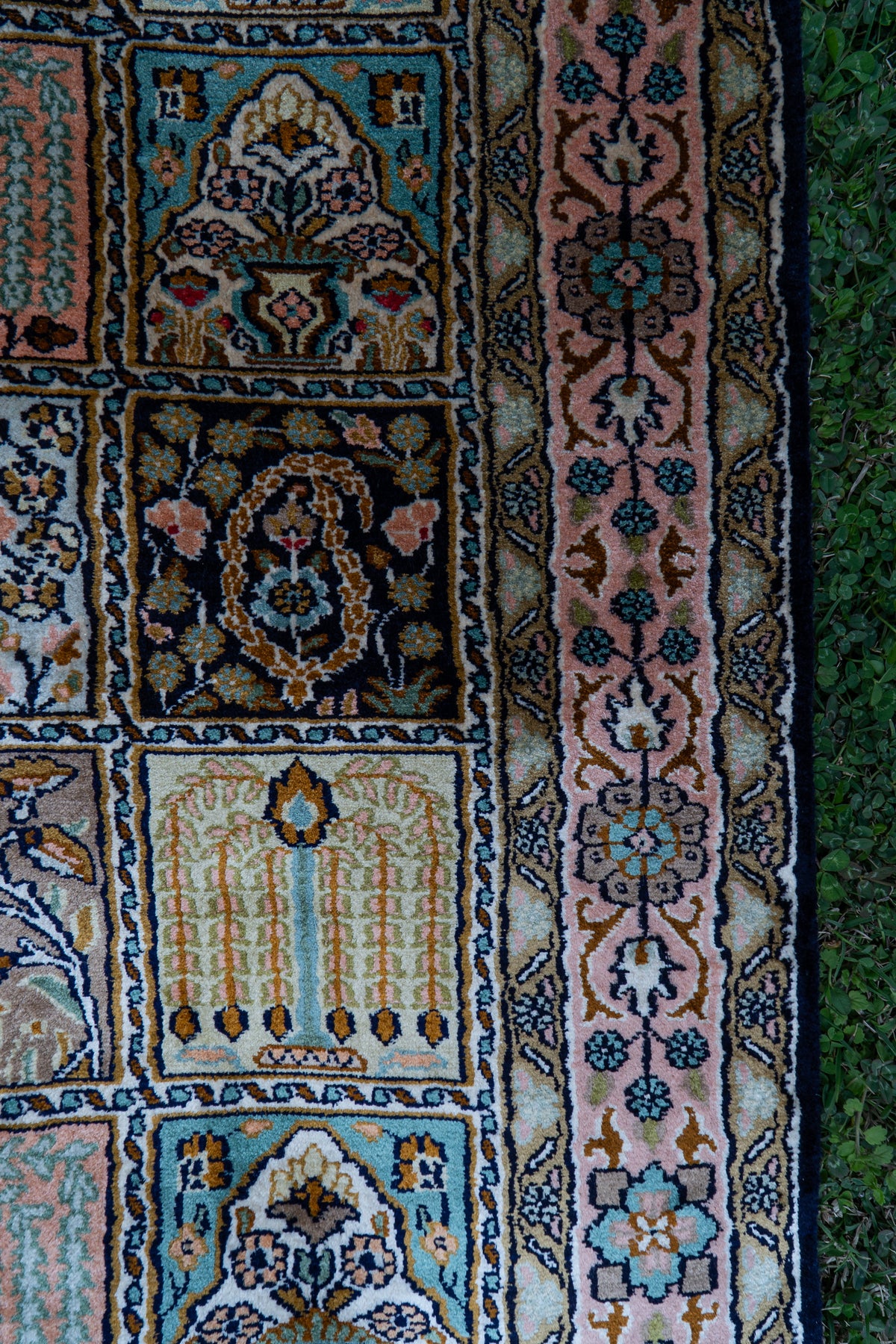 2.5ft x 4ft: Ivory Regal Medallion: Hand Knotted Mulberry silk on silk Kashmiri Carpet