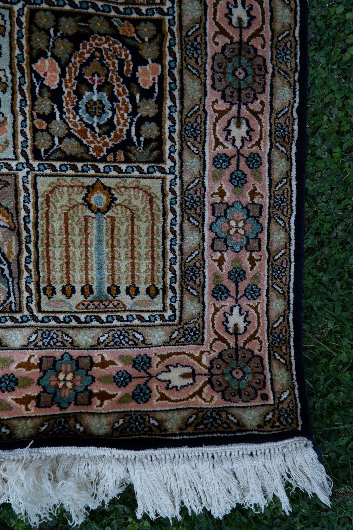 2.5ft x 4ft: Ivory Regal Medallion: Hand Knotted Mulberry silk on silk Kashmiri Carpet