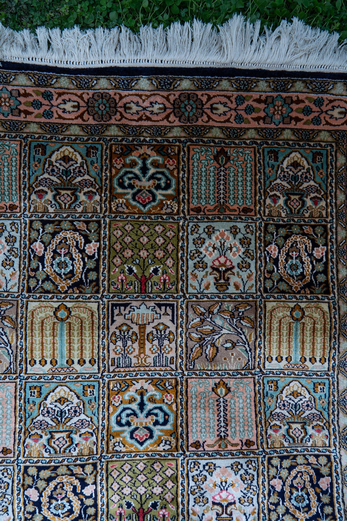 2.5ft x 4ft: Ivory Regal Medallion: Hand Knotted Mulberry silk on silk Kashmiri Carpet