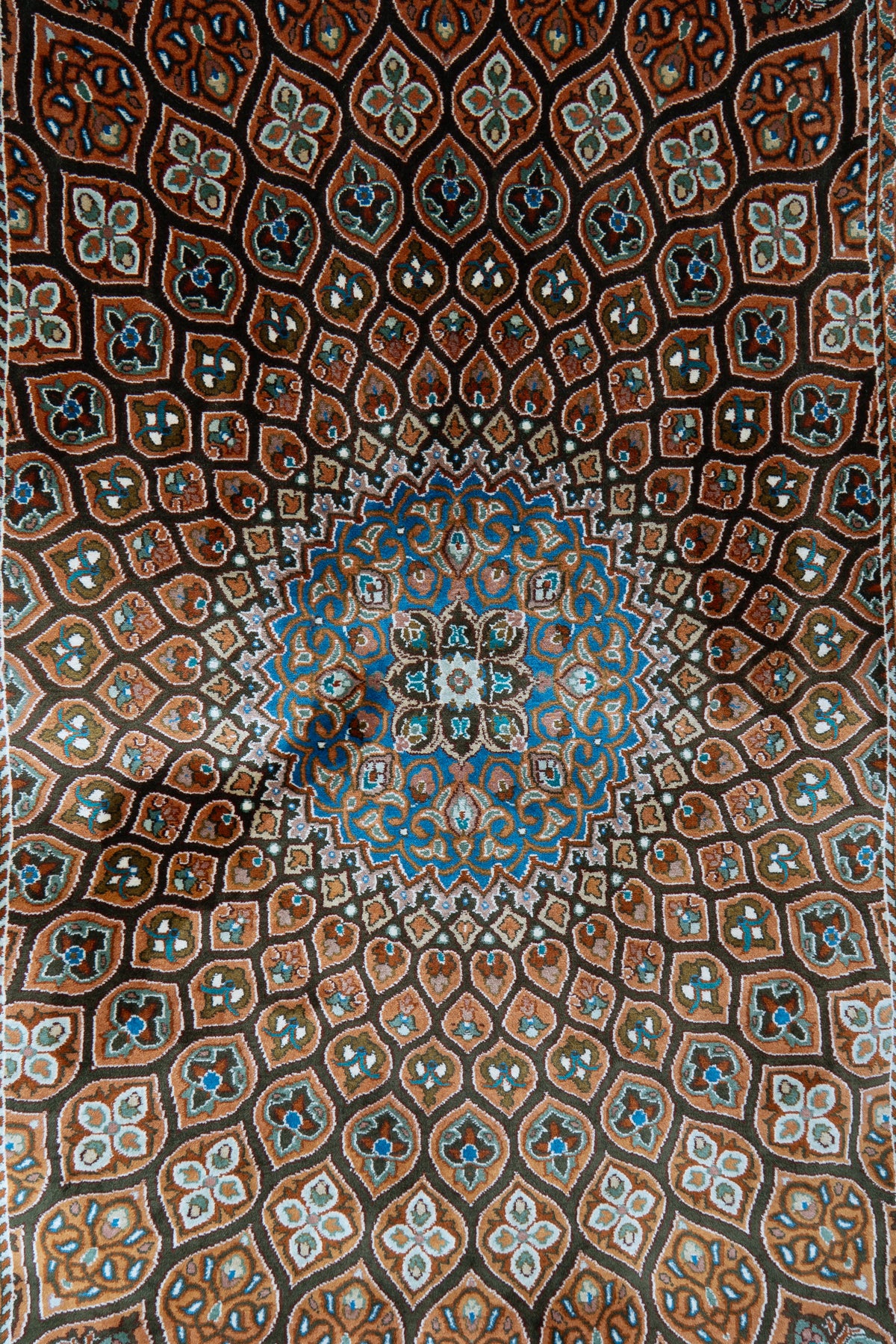 2.5ft x 4ft: Azure Mosaic Medallion: Hand Knotted Mulberry silk