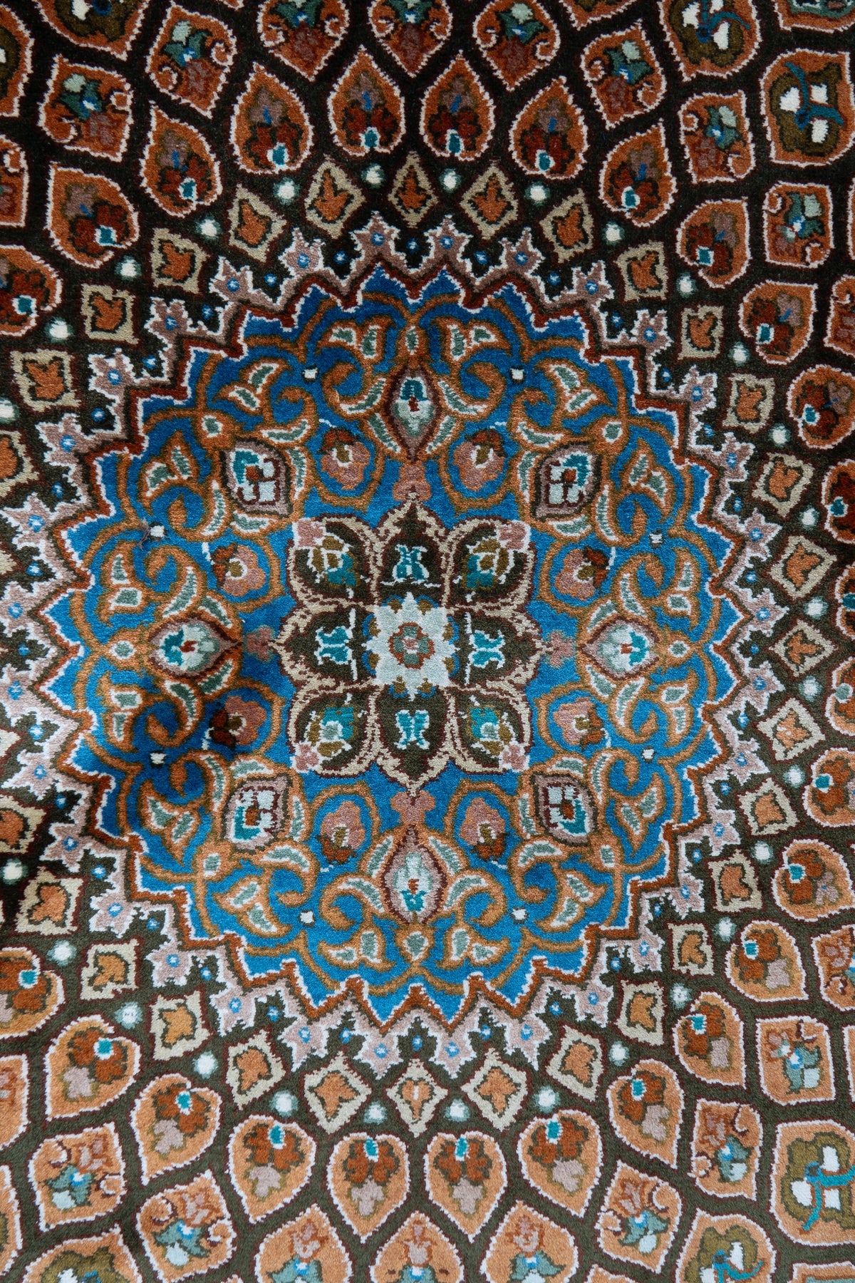 2.5ft x 4ft: Azure Mosaic Medallion: Hand Knotted Mulberry silk