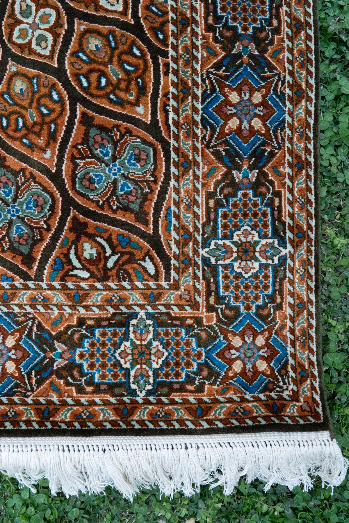 2.5ft x 4ft: Azure Mosaic Medallion: Hand Knotted Mulberry silk