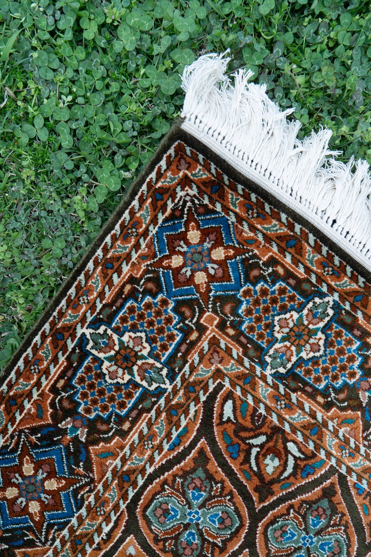 2.5ft x 4ft: Azure Mosaic Medallion: Hand Knotted Mulberry silk