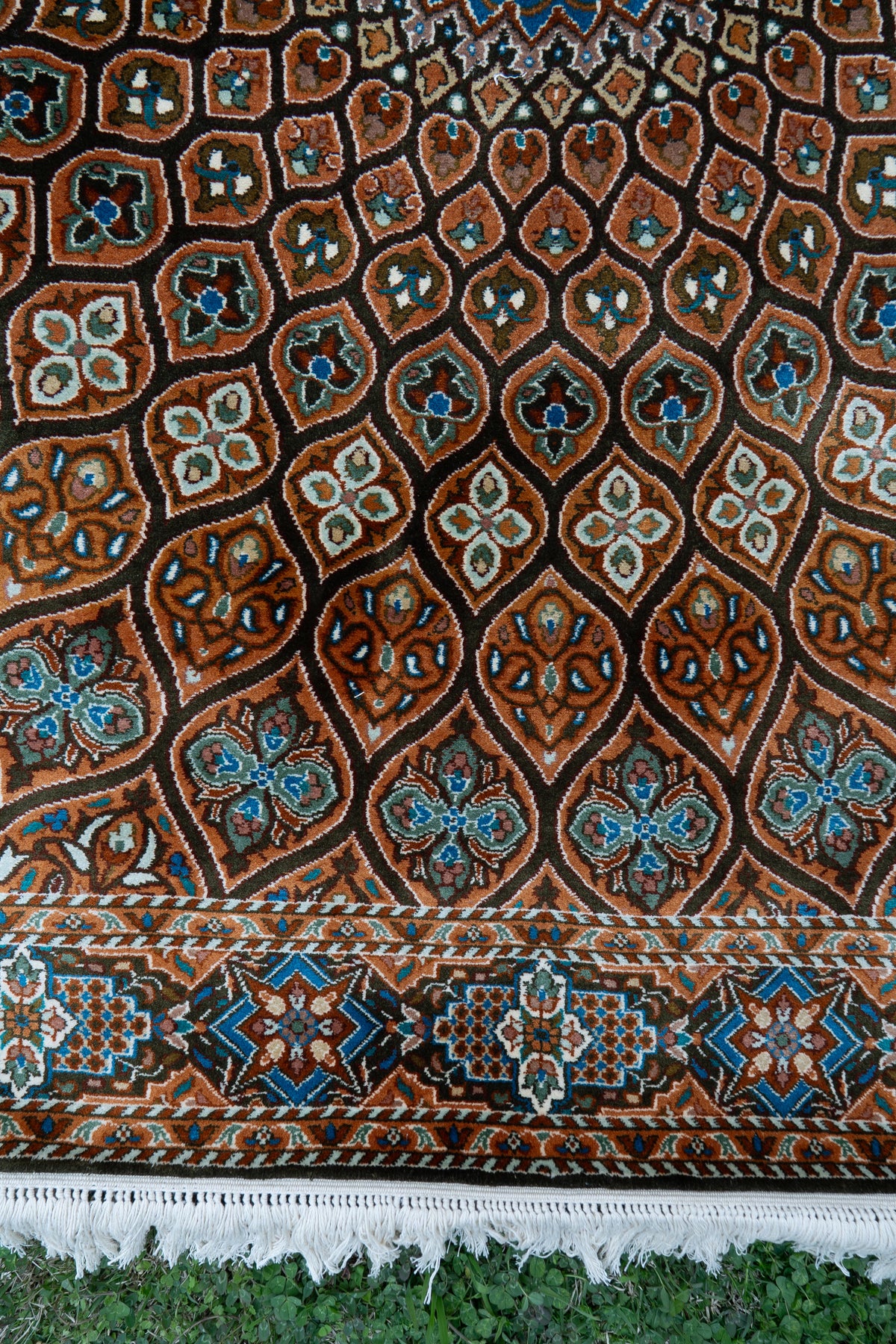 2.5ft x 4ft: Azure Mosaic Medallion: Hand Knotted Mulberry silk