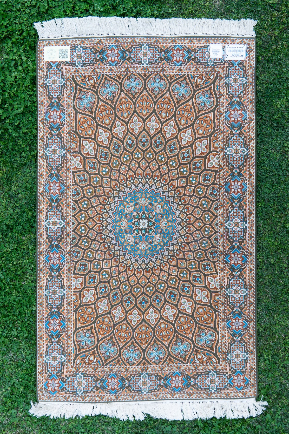 2.5ft x 4ft: Azure Mosaic Medallion: Hand Knotted Mulberry silk