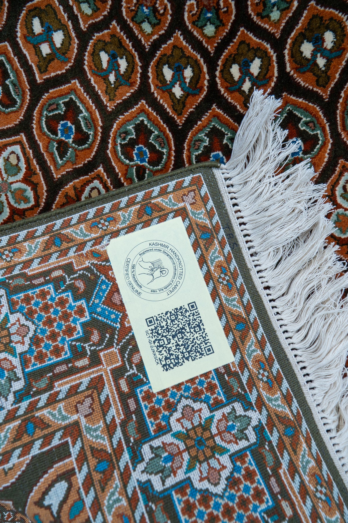 2.5ft x 4ft: Azure Mosaic Medallion: Hand Knotted Mulberry silk