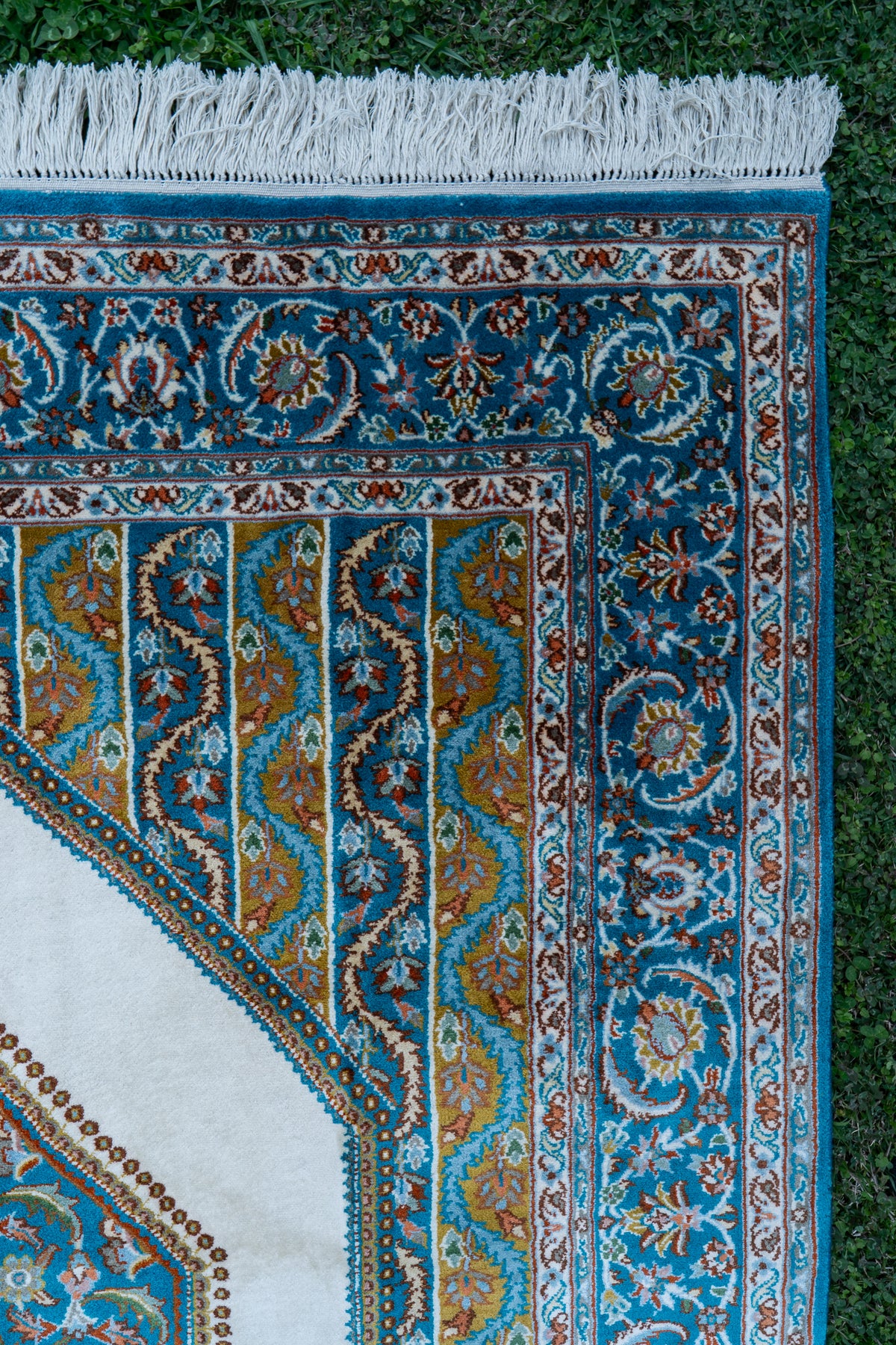 6ft x 4ft: Turquoise Palace Frame: Hand Knotted Mulberry silk on silk Kashmiri Carpet